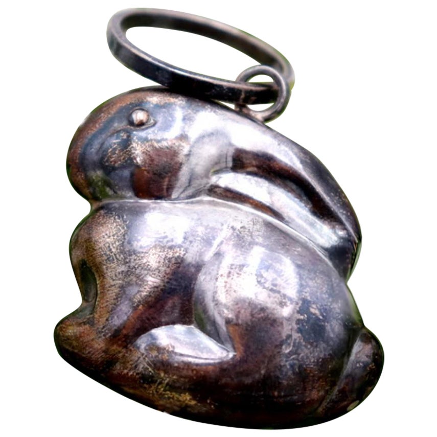 Rueca de plata en forma de conejo en venta