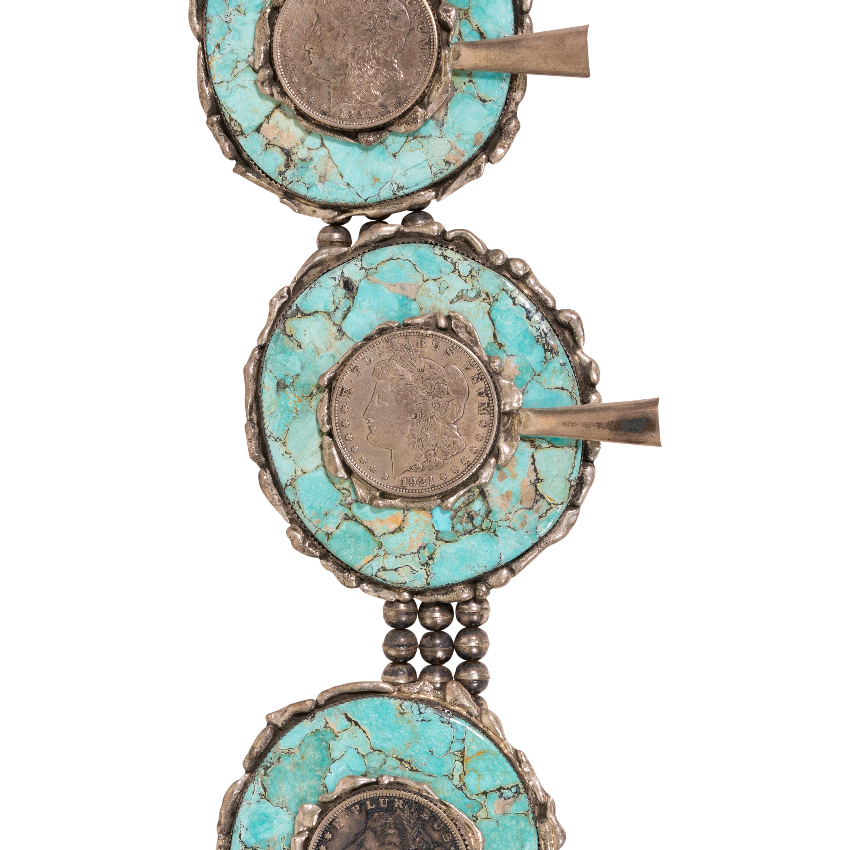Halskette aus Silber mit Dollarmünze und türkisfarbener Muschelblüte (Indigene Kunst (Nord-/Südamerika)) im Angebot