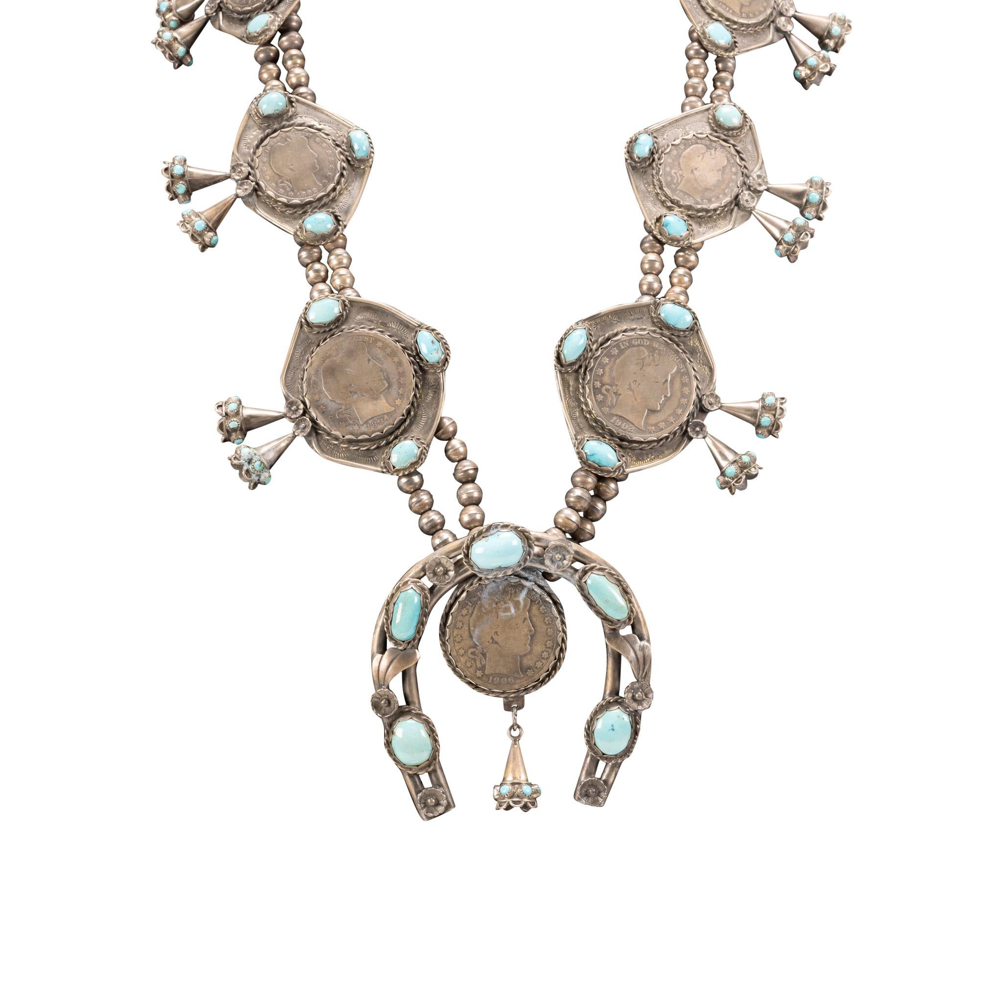 Fiori di perline con tre dollari d'argento datati 1894, 1902 e 1906; e quattro mezzi dollari d'argento datati 1898, 1892, 1899 e 1911. Il turchese proviene dalla miniera Sleeping Beauty in Arizona. Collana e orecchini coordinati. Vecchio pedone.