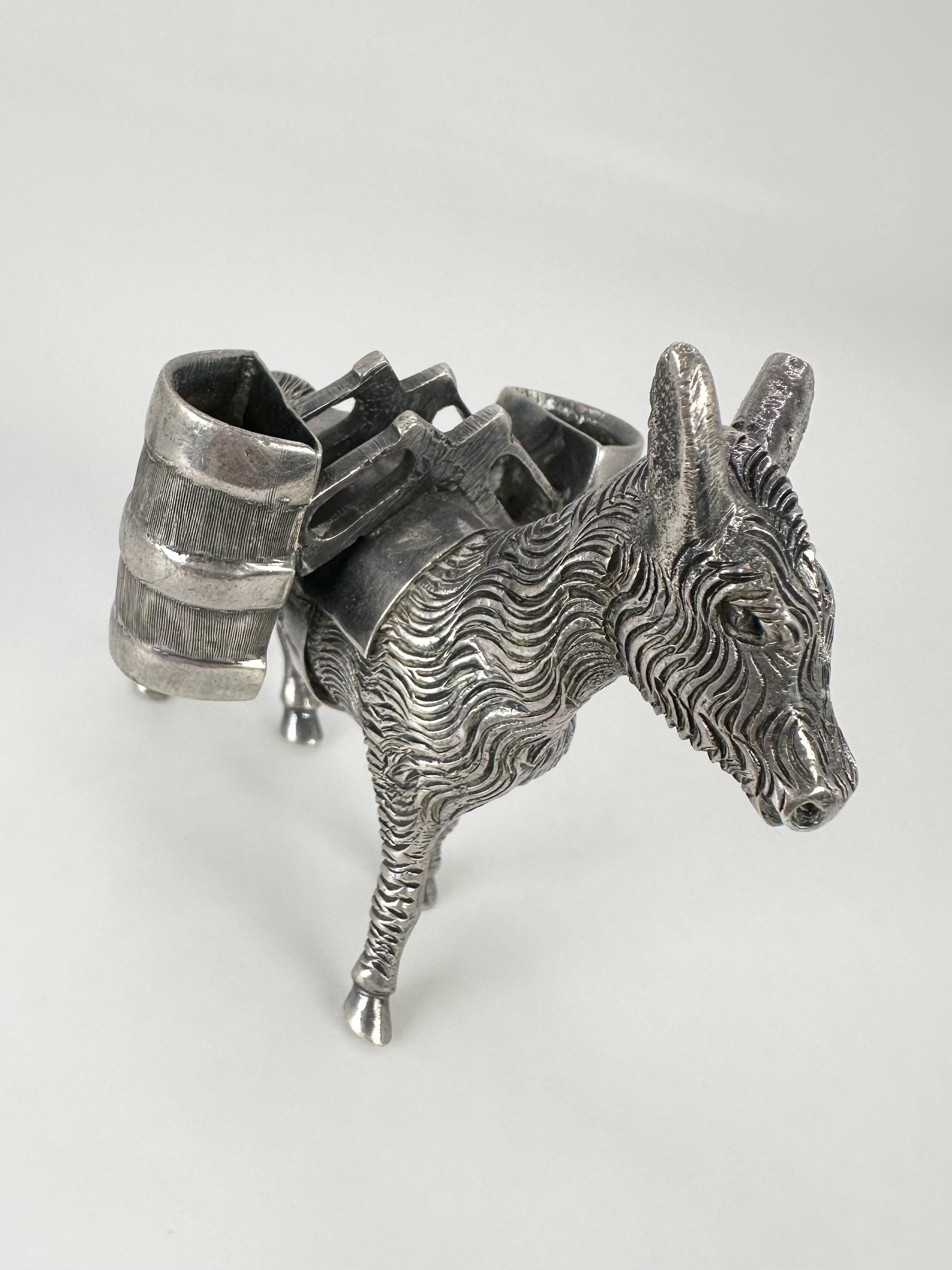 Grazioso porta stuzzicadenti a forma di asinello, perfetto per ogni tavola! Realizzato in argento. Tanti dettagli realizzati a mano! Guarda le foto, non ci sono danni visibili!

QUELLO CHE TROVI PRESSO LA GIOIELLERIA STAMPAR:
Stampar Jewelers,