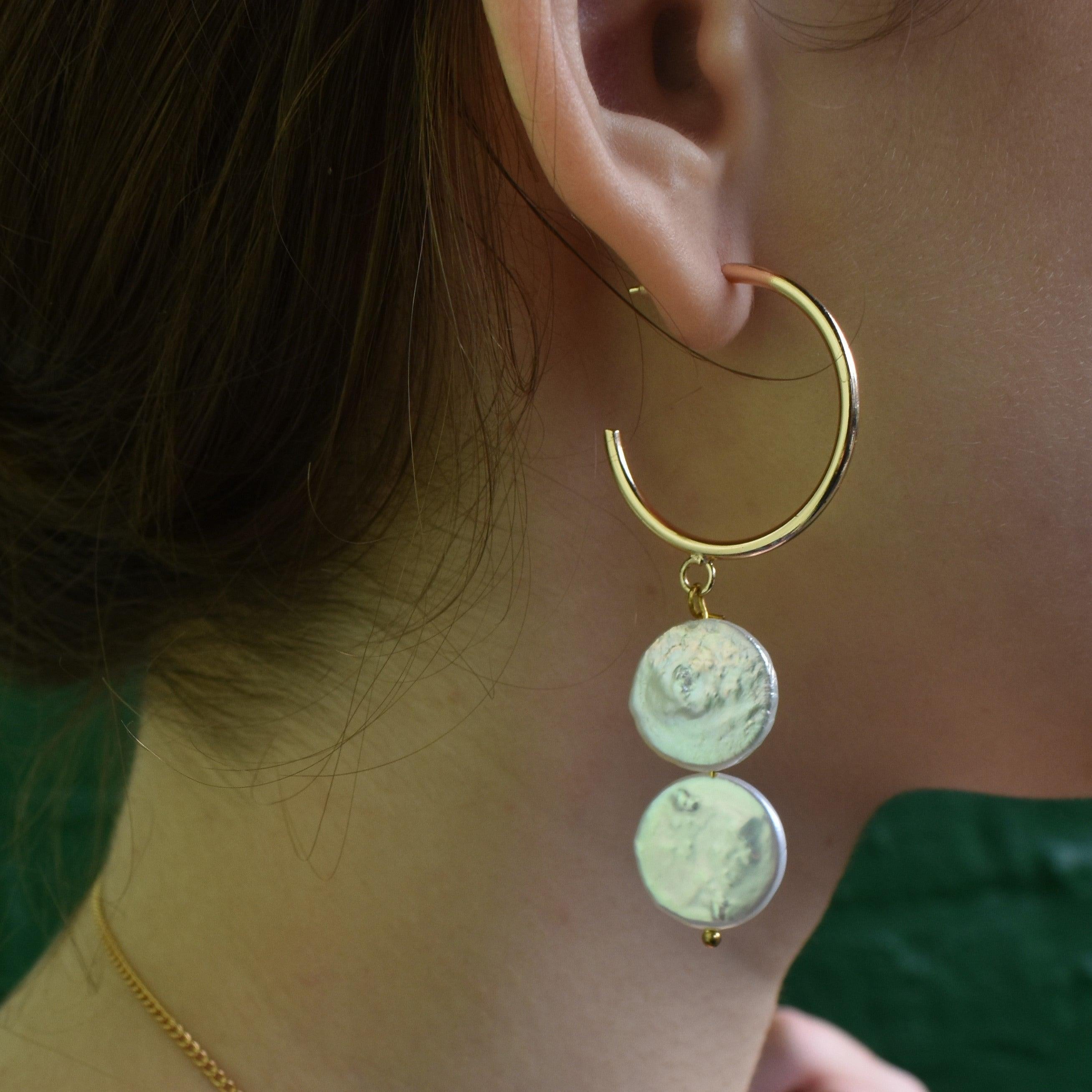 Realizzati a mano con due splendide perle d'argento, questi eleganti e unici orecchini a cerchio da donna sono pensati per stupire in ogni occasione. Perfetti come regalo di lusso o come pezzo forte senza tempo, questi orecchini a cerchio con perle