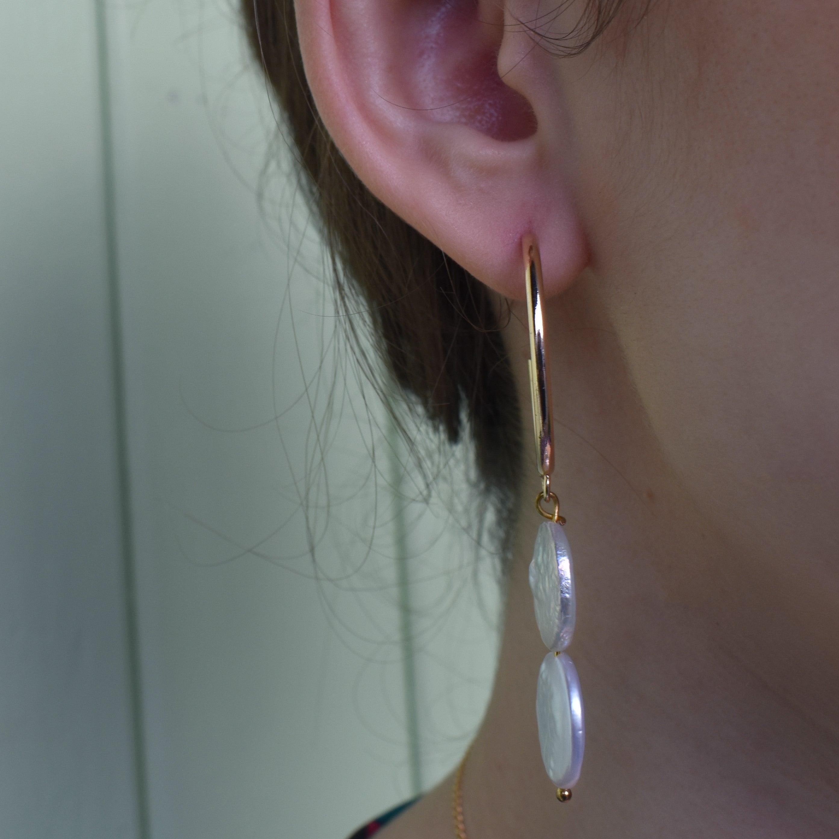 Orecchini in argento con doppia perla d'acqua dolce a cerchio  da Ifemi Jewell in vendita 1