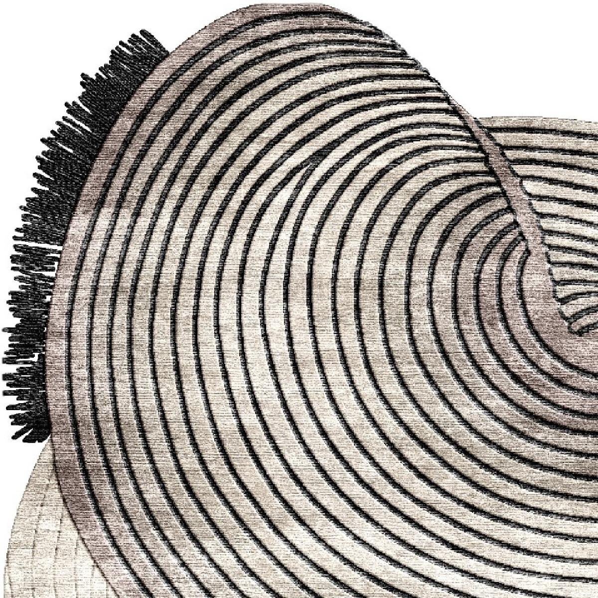 Le tapis Silver Drift porte en lui la légèreté du vent. Une forme libre d'une délicate teinte gris-bleu semble planer, comme une traînée de nuage diffus. Il est à la fois simple et profond, aérien et touchant, créant un sentiment de calme éternel.