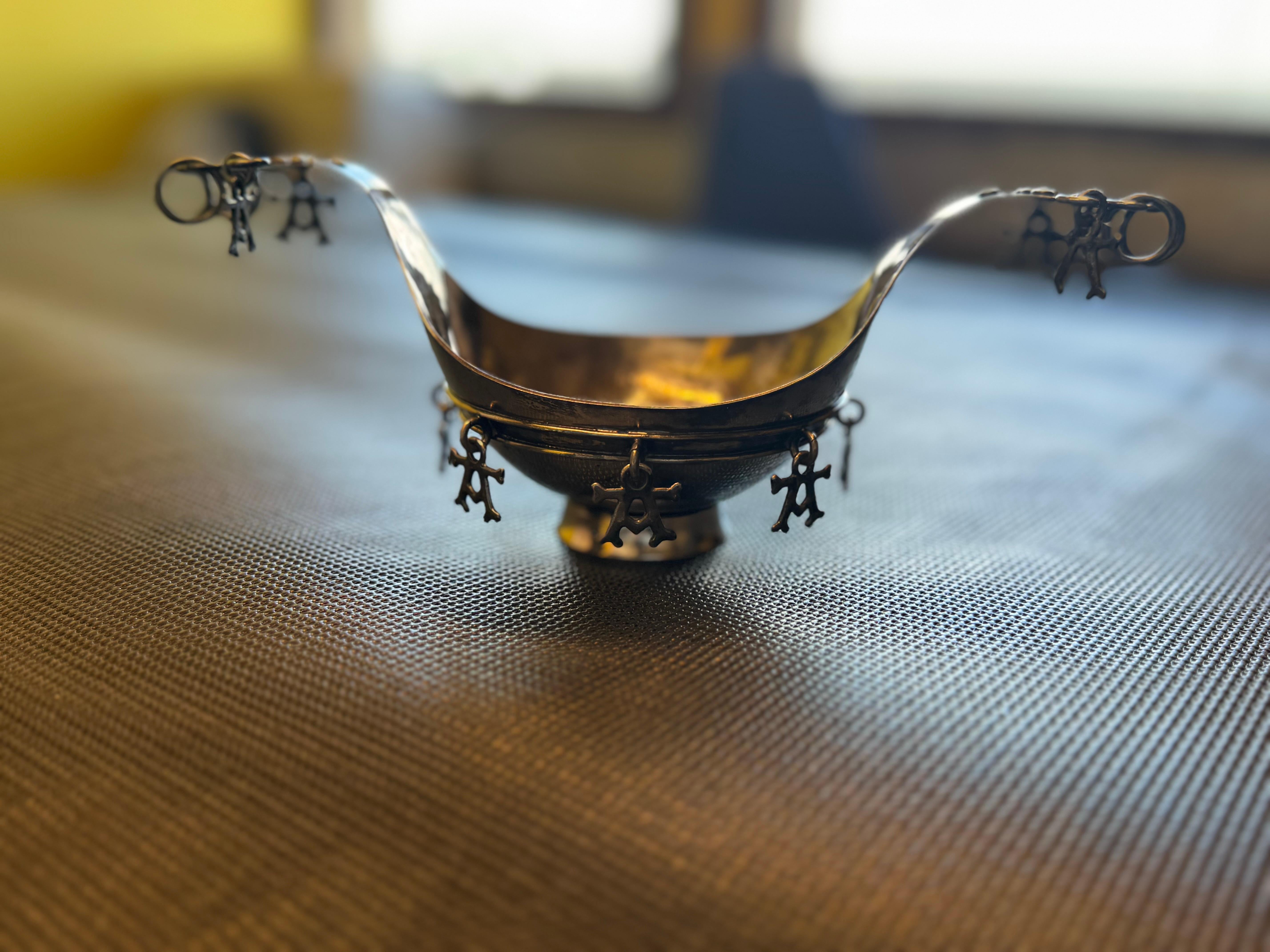 A. Silver Kuksa - Kautokeino, Norvegia  Juhls Design

Una rara e straordinaria kuksa d'argento realizzata a mano da Juhls, rinomato argentiere e designer di gioielli con sede a Kautokeino, nel nord della Norvegia. Questo pezzo di grandi dimensioni e