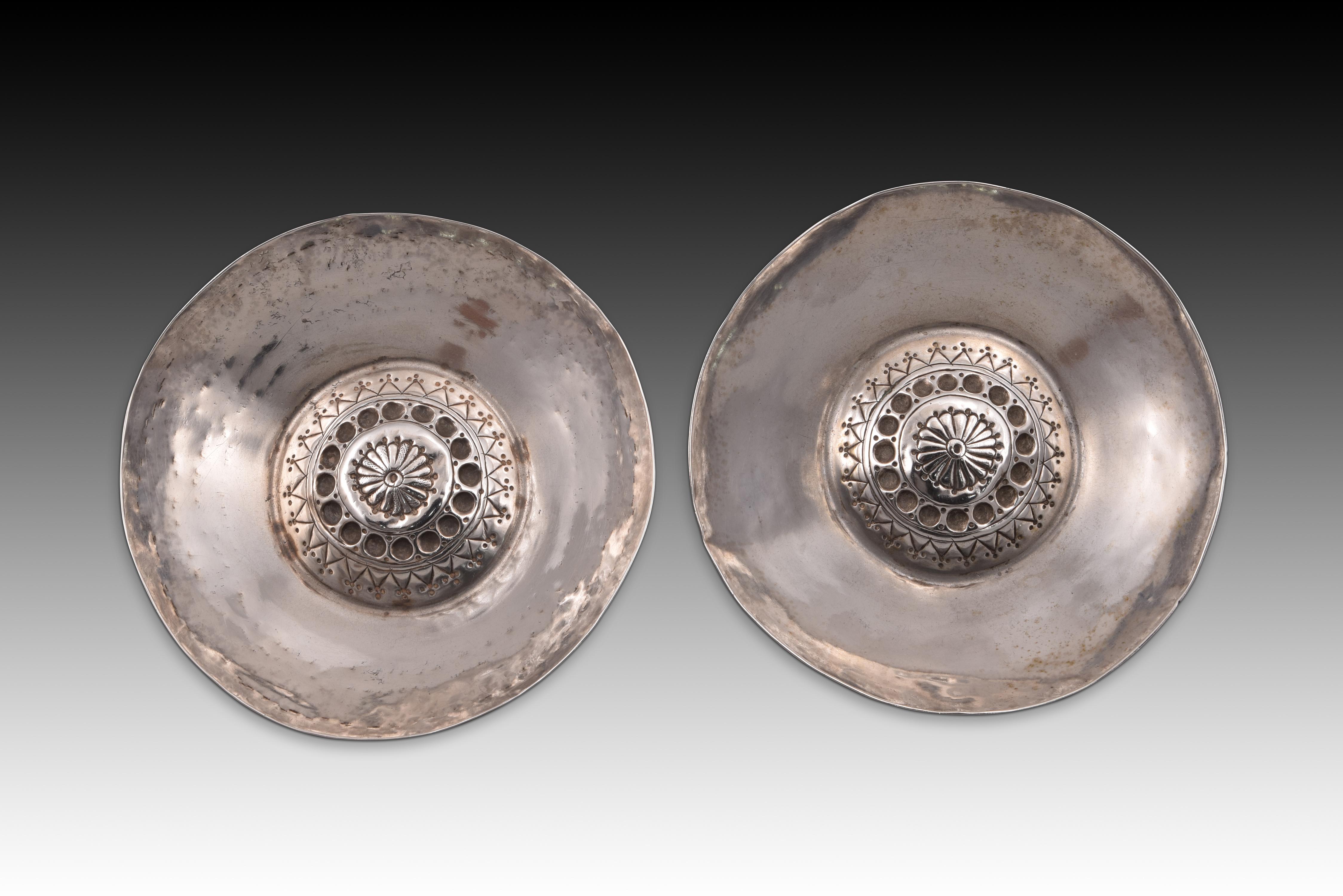 Pair of catavinos. Silver. XVII century. 
Pair of glasses or mugs for drinking wine made of silver in its color that have a small and low cylindrical foot, a flared rim towards the top and a central area curved upwards, which has been decorated