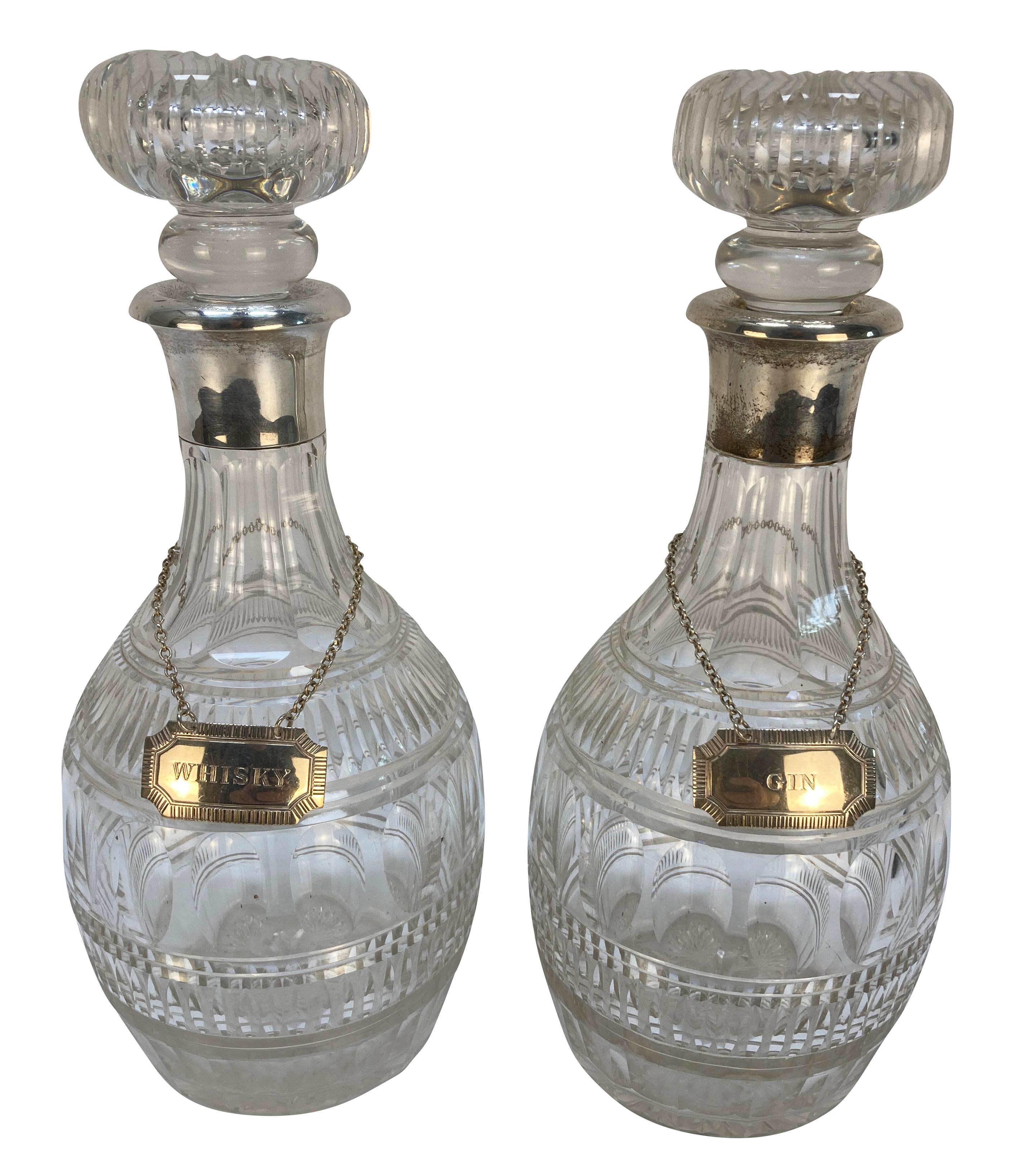 Anglais A Silver Drinks Tray With Decanters, Water Jug & Cocktail Shaker (plateau à boissons en argent avec carafes, pichet à eau et shaker) en vente