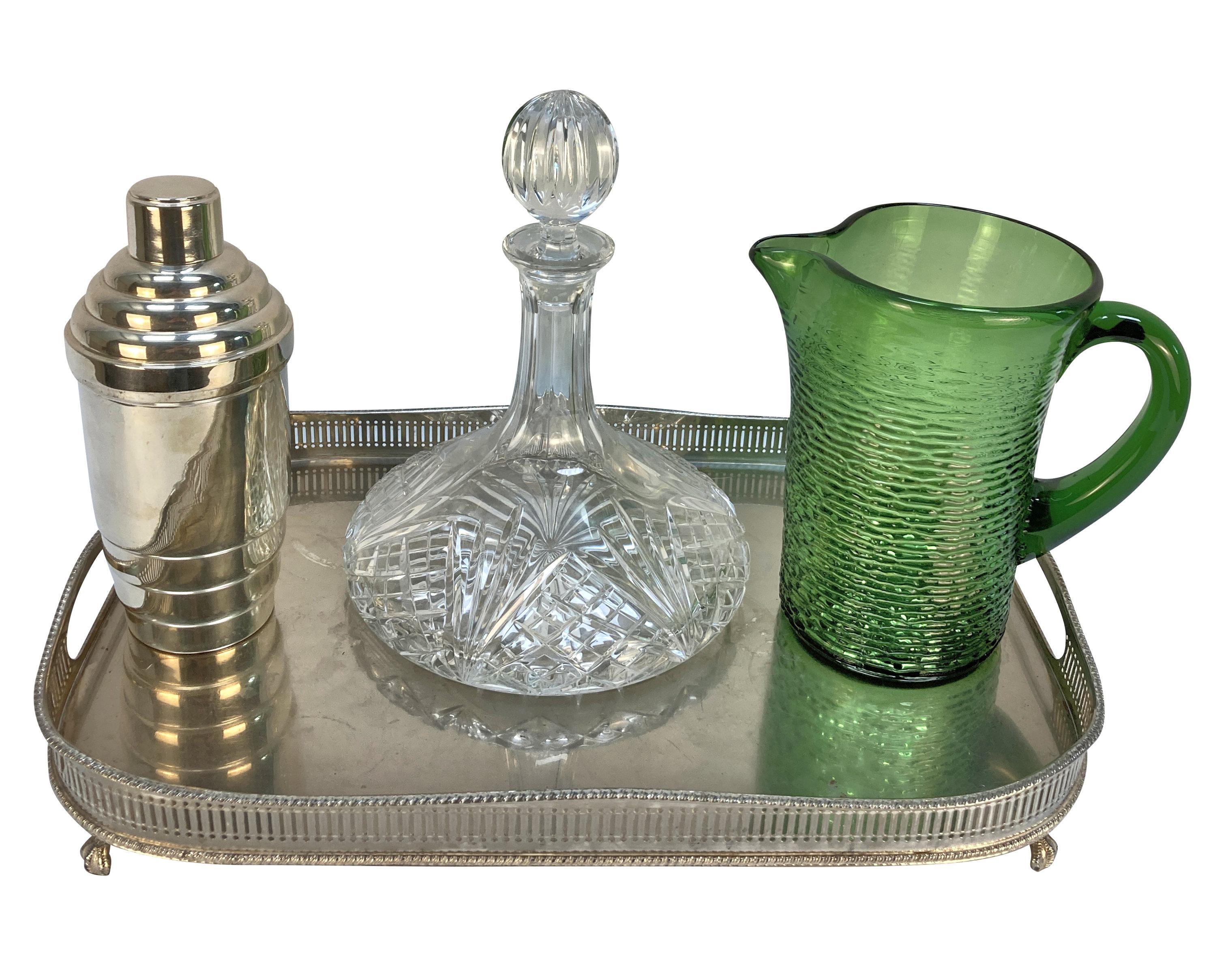 A Silver Drinks Tray With Decanters, Water Jug & Cocktail Shaker (plateau à boissons en argent avec carafes, pichet à eau et shaker) Bon état - En vente à Kent, Dover