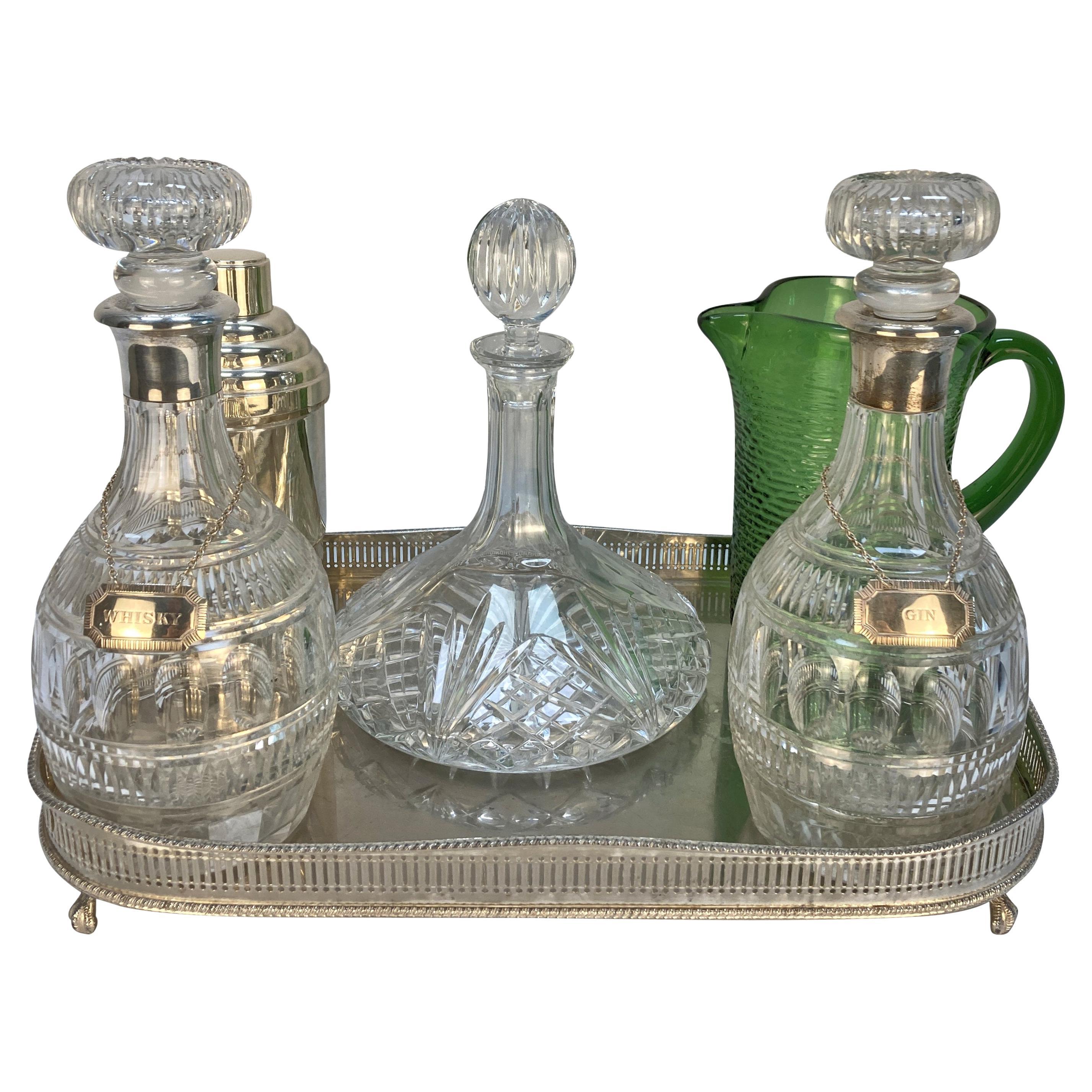 Silbernes Getränketablett mit Karaffen, Wasserkrug und Cocktail-Shaker