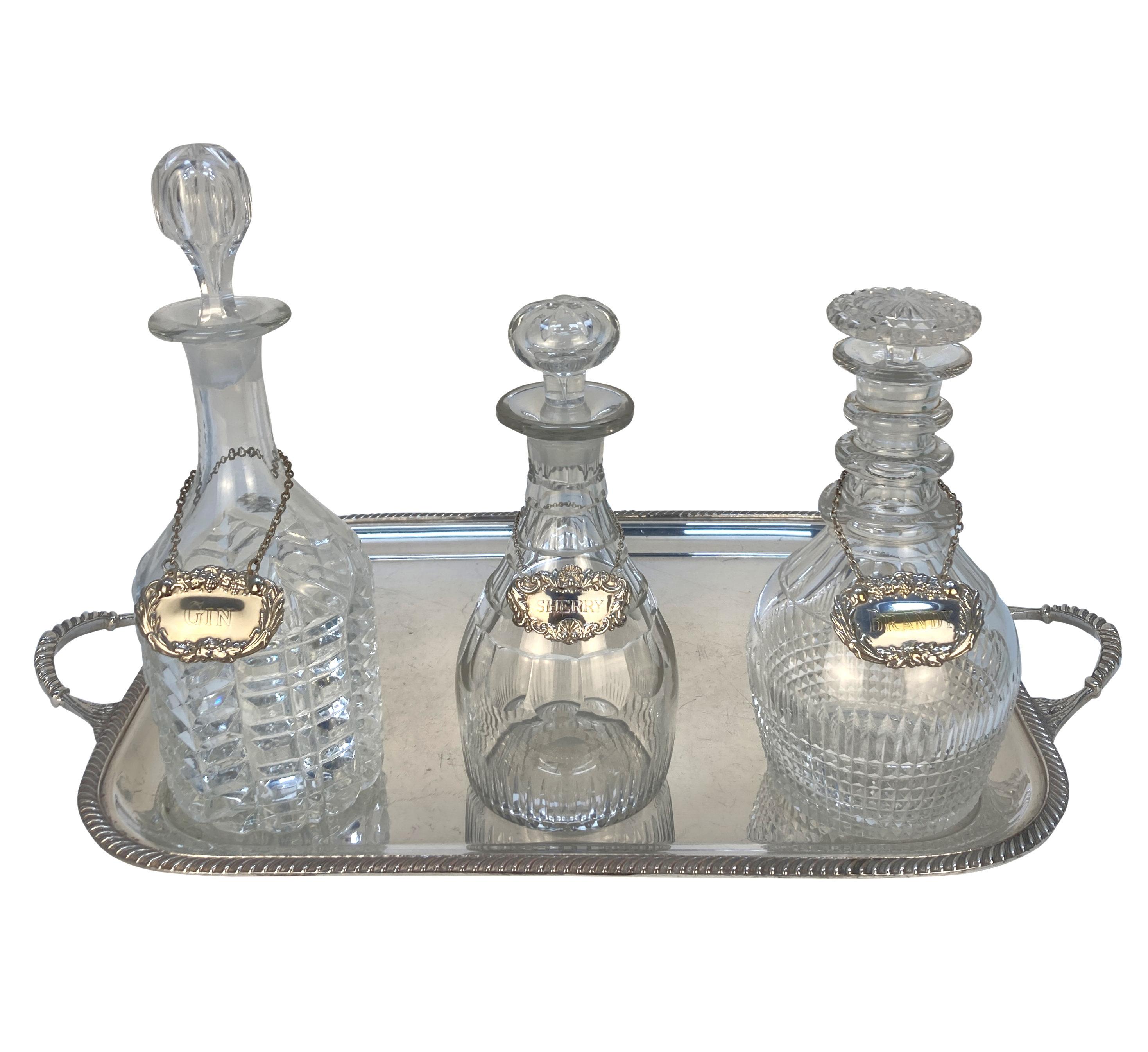 Silbernes Getränketablett mit fünf Dekantern und einem grünen Wasserkrug (Englisch) im Angebot