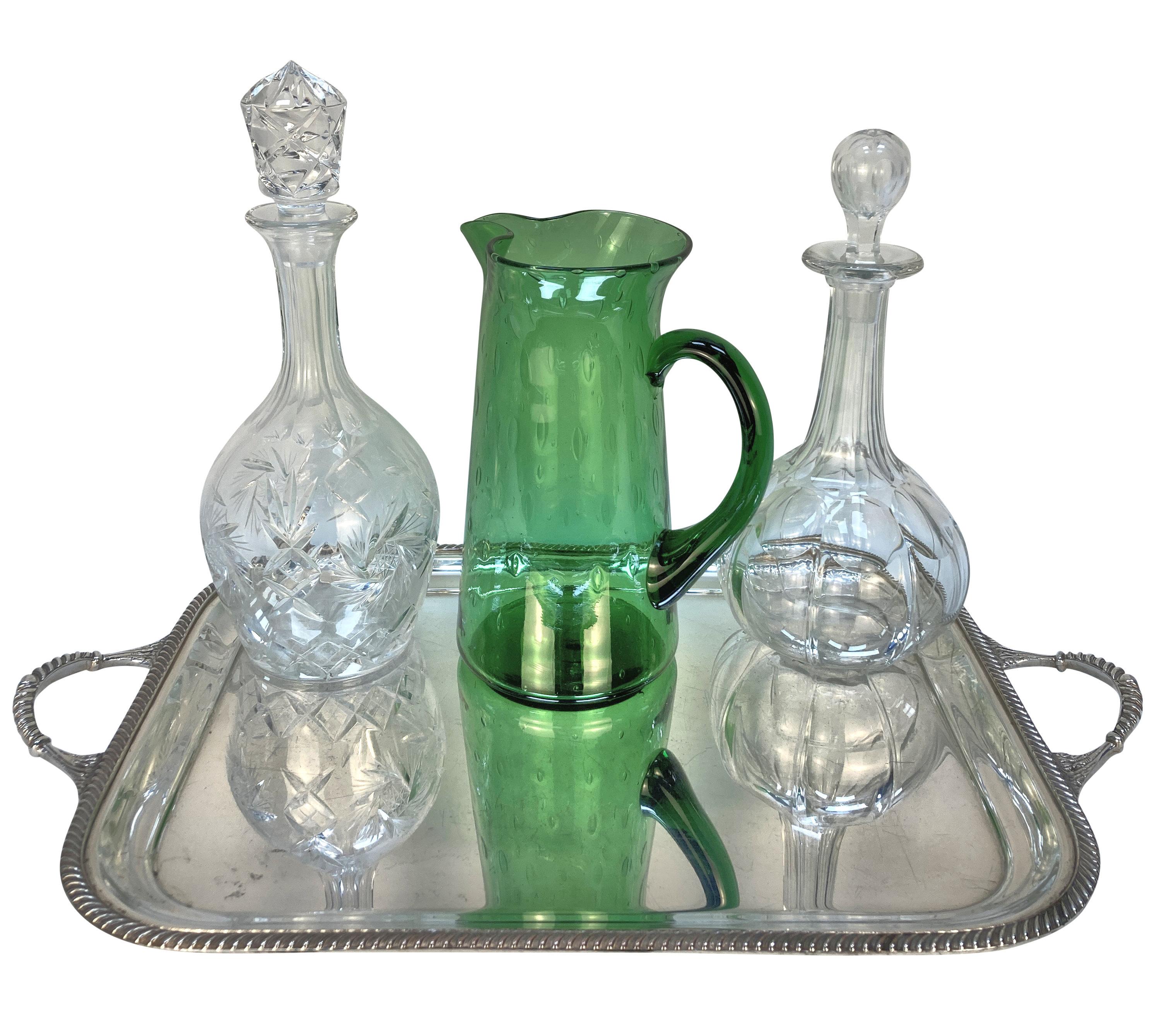 Silbernes Getränketablett mit fünf Dekantern und einem grünen Wasserkrug im Zustand „Gut“ im Angebot in Kent, Dover