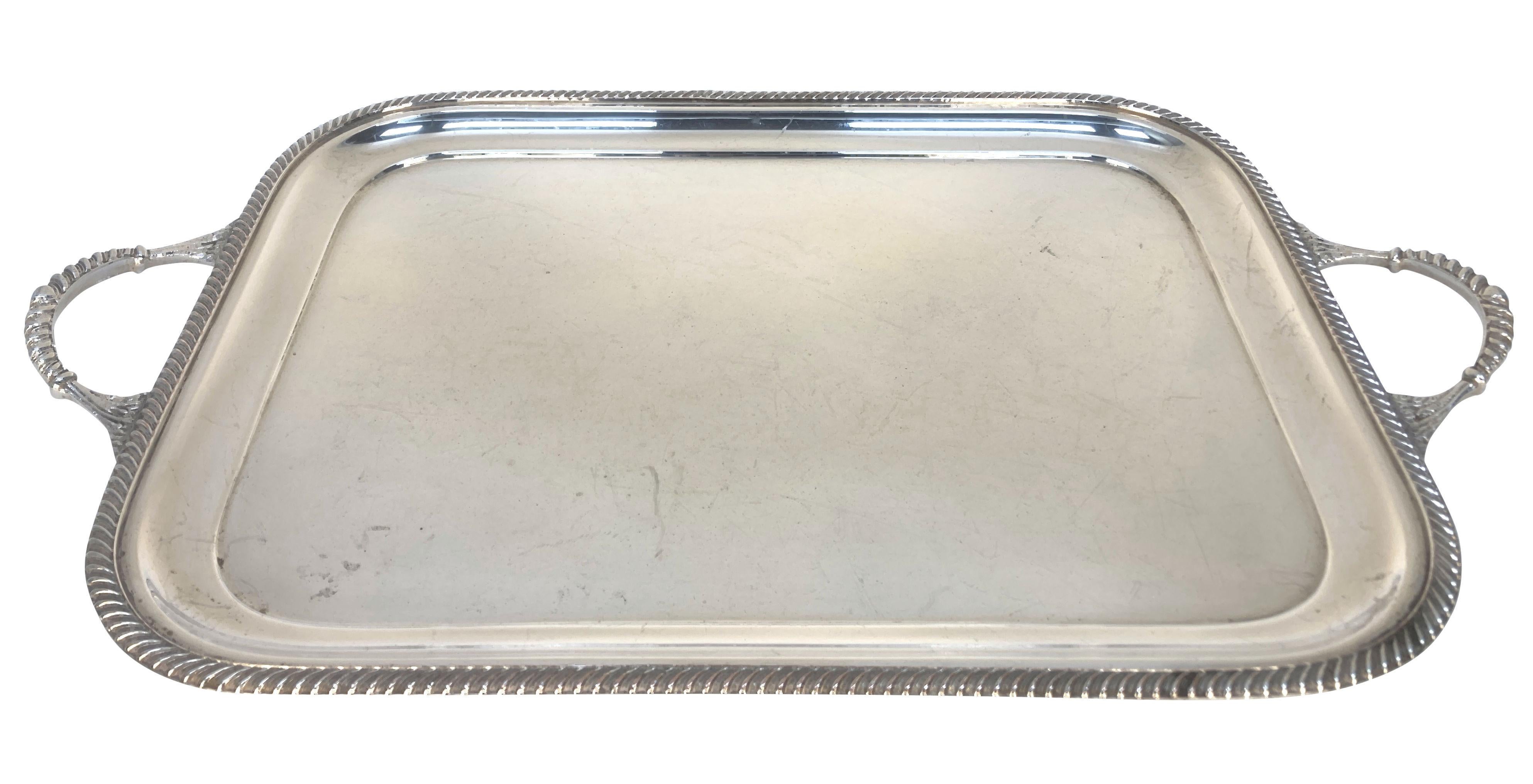 Silbernes Getränketablett mit fünf Dekantern und einem grünen Wasserkrug (Mitte des 20. Jahrhunderts) im Angebot