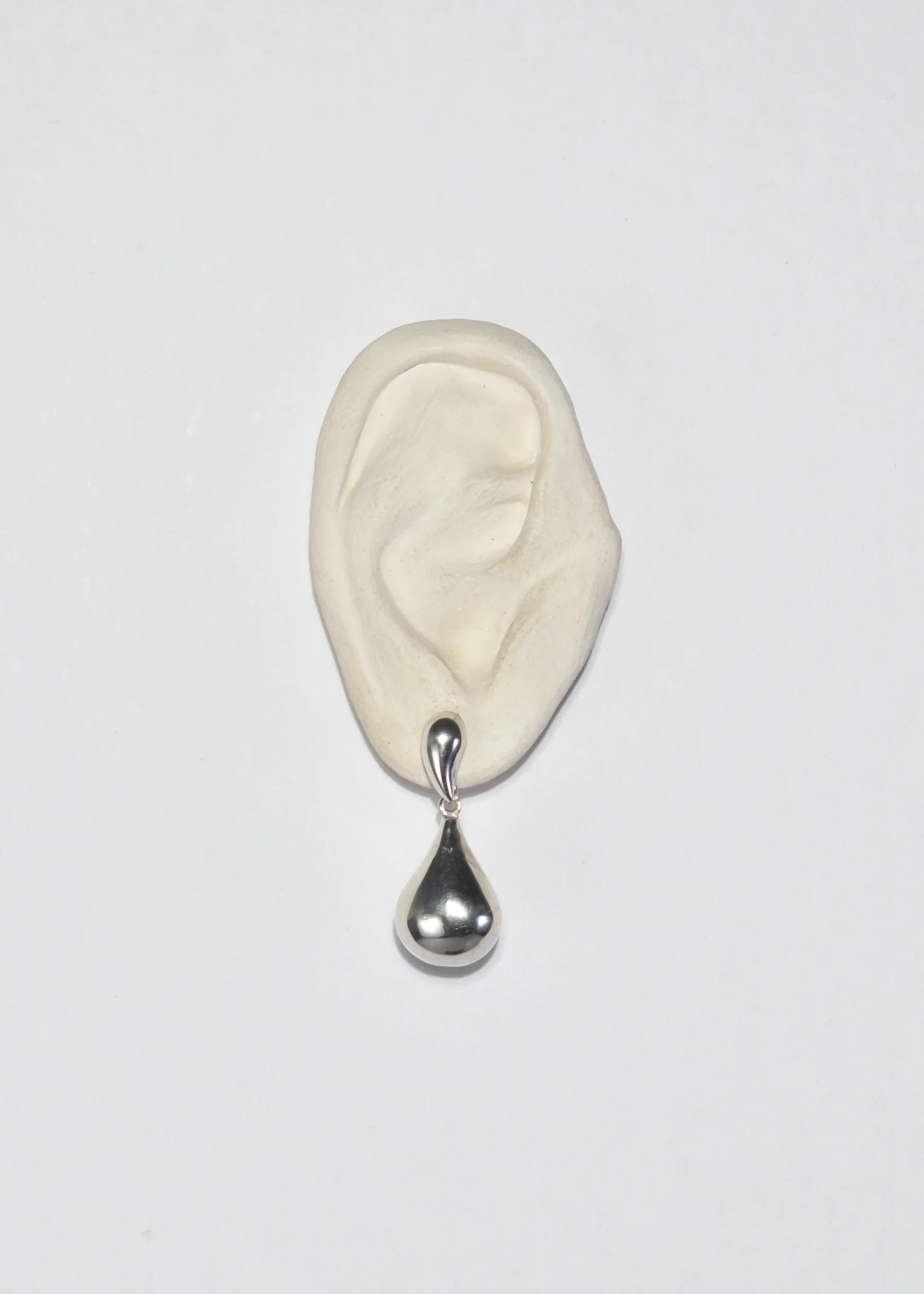 Vintage sterling earrings with teardrop detail, pierced.

Material: Sterling silver.