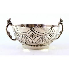 Silver drum with engraved floral motifs and openwork handles with dragon heads