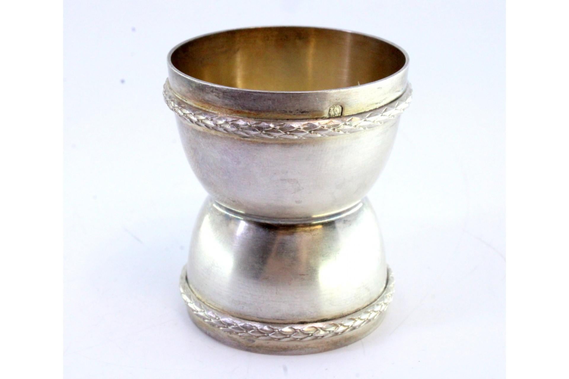 Silver egg holder with two dimensions and double frieze on the edge