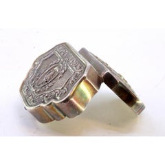 Pillenschachtel mit Silberprägung, die einen Troubadour in einer idyllischen ländlichen Szene zeigt