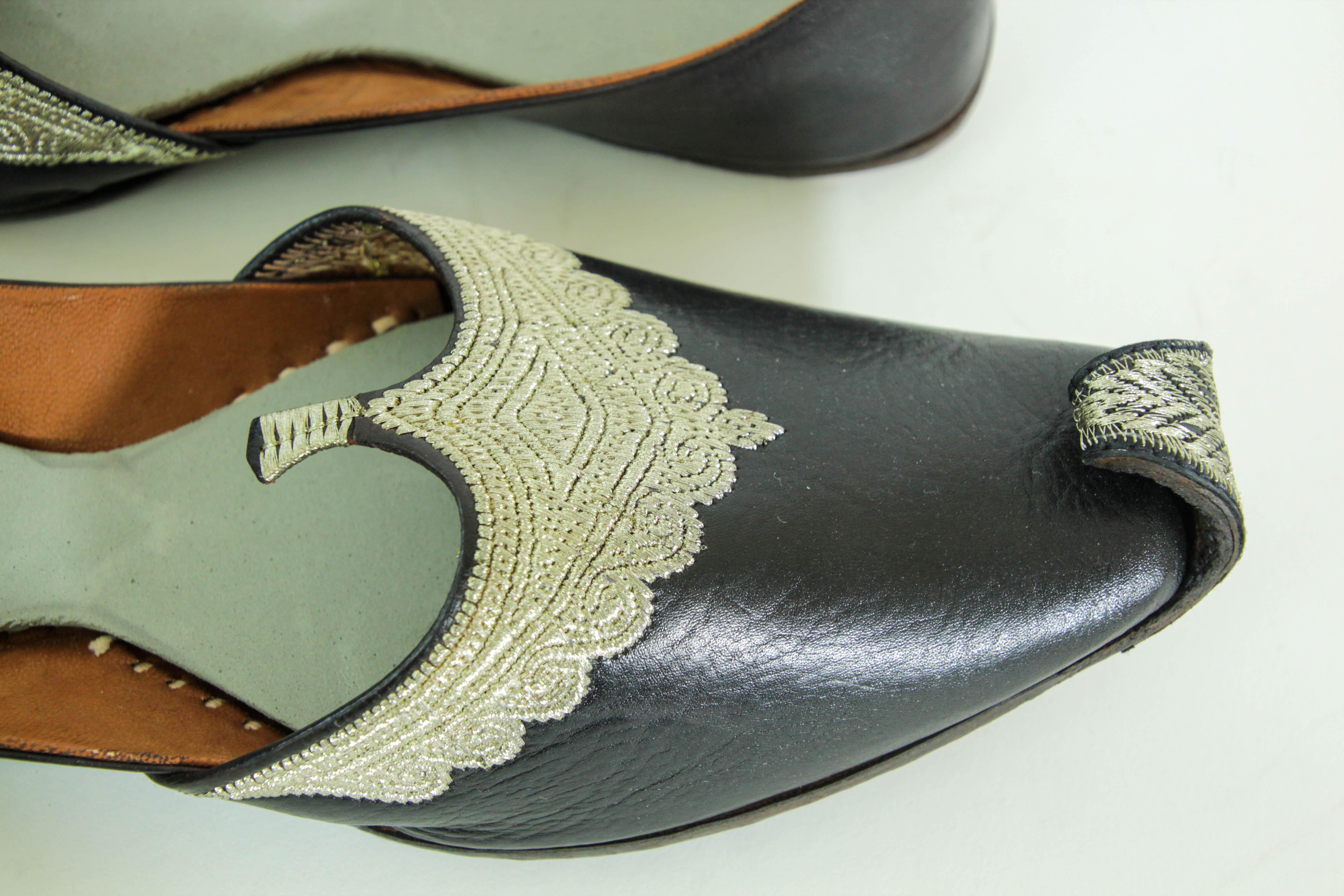 Silver Embroidered Black Leather Shoes Mughal Raj Slippers Style In Good Condition For Sale In North Hollywood, CA