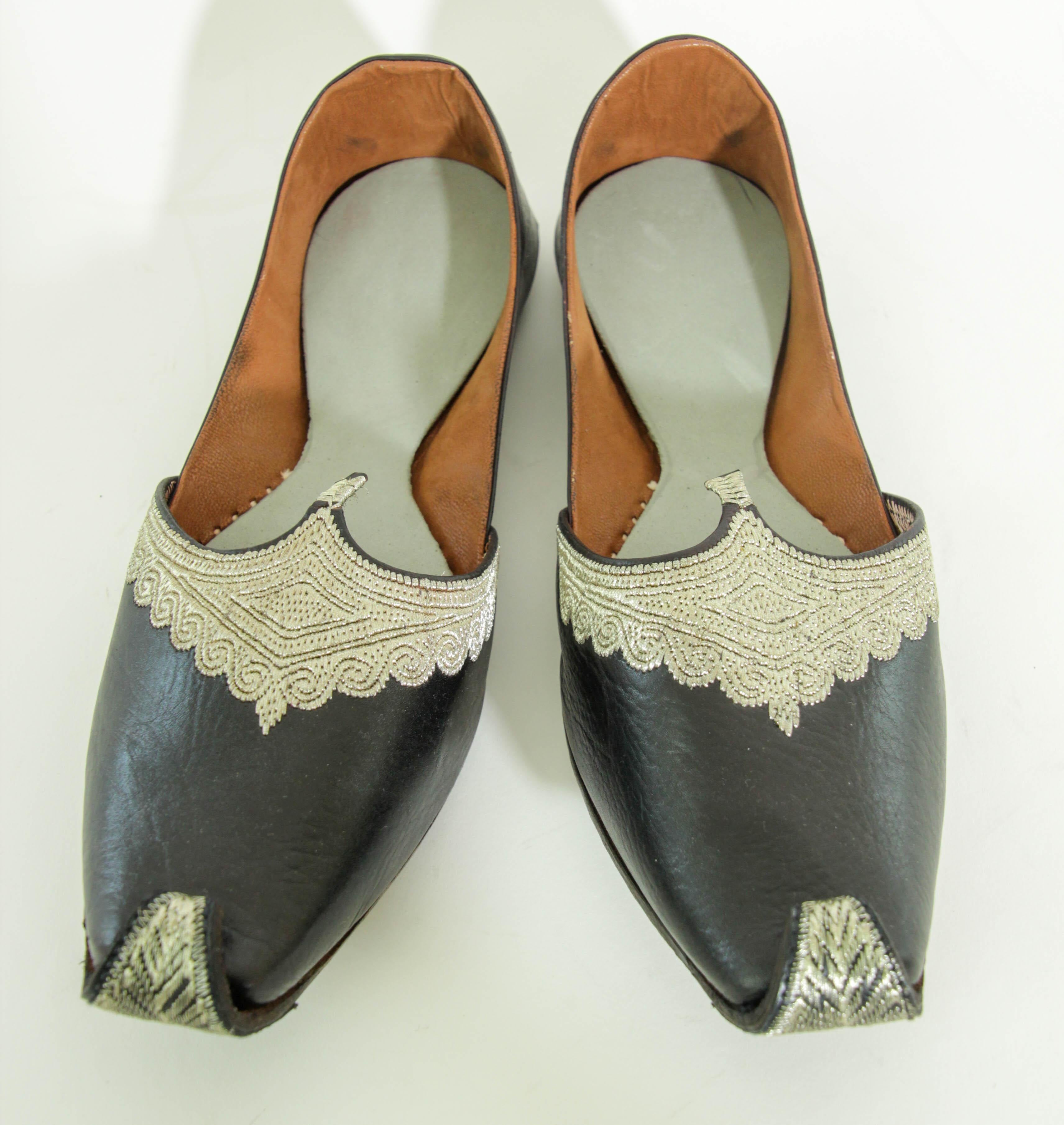 Women's or Men's Silver Embroidered Black Leather Shoes Mughal Raj Slippers Style For Sale