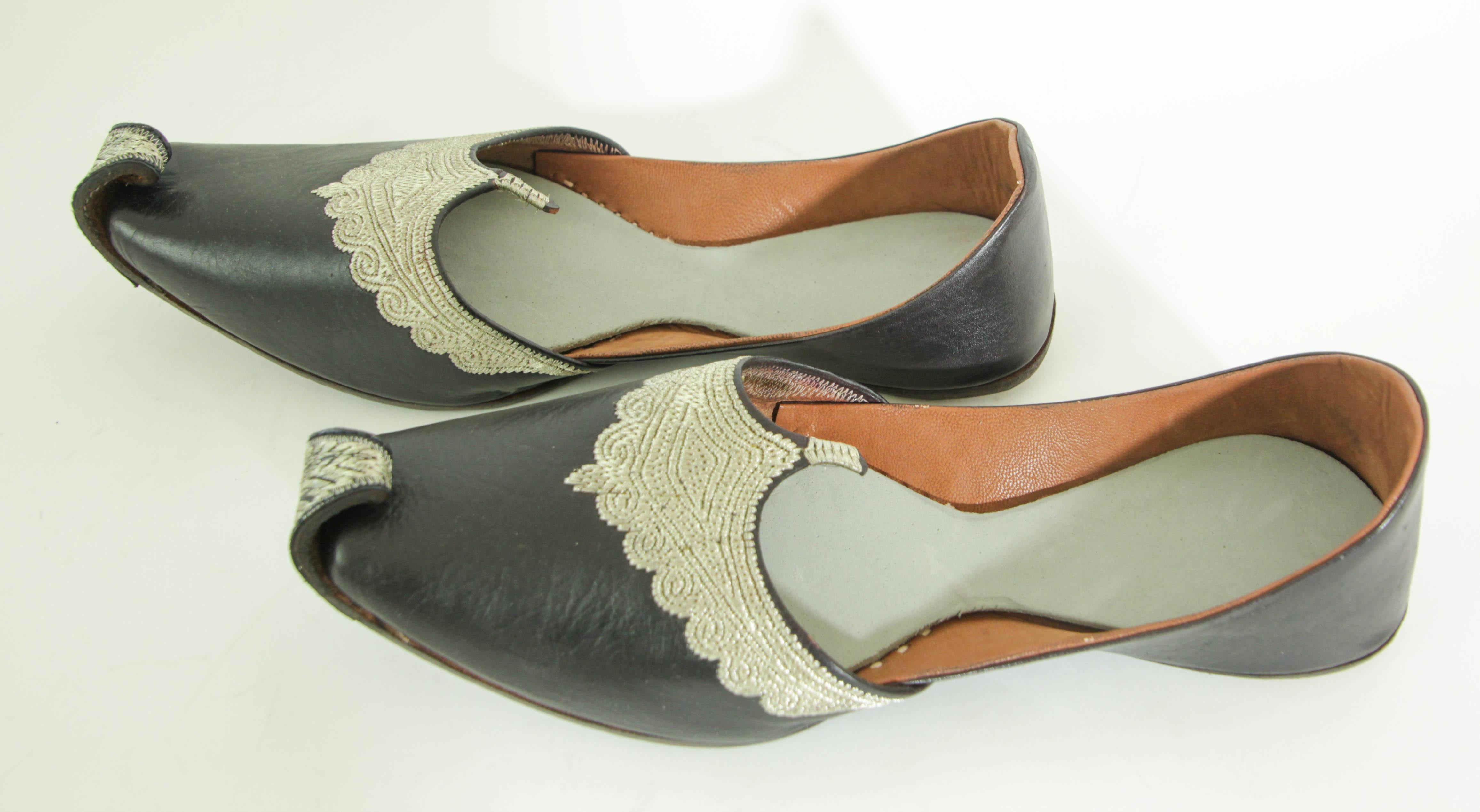 Silver Embroidered Black Leather Shoes Mughal Raj Slippers Style For Sale 2