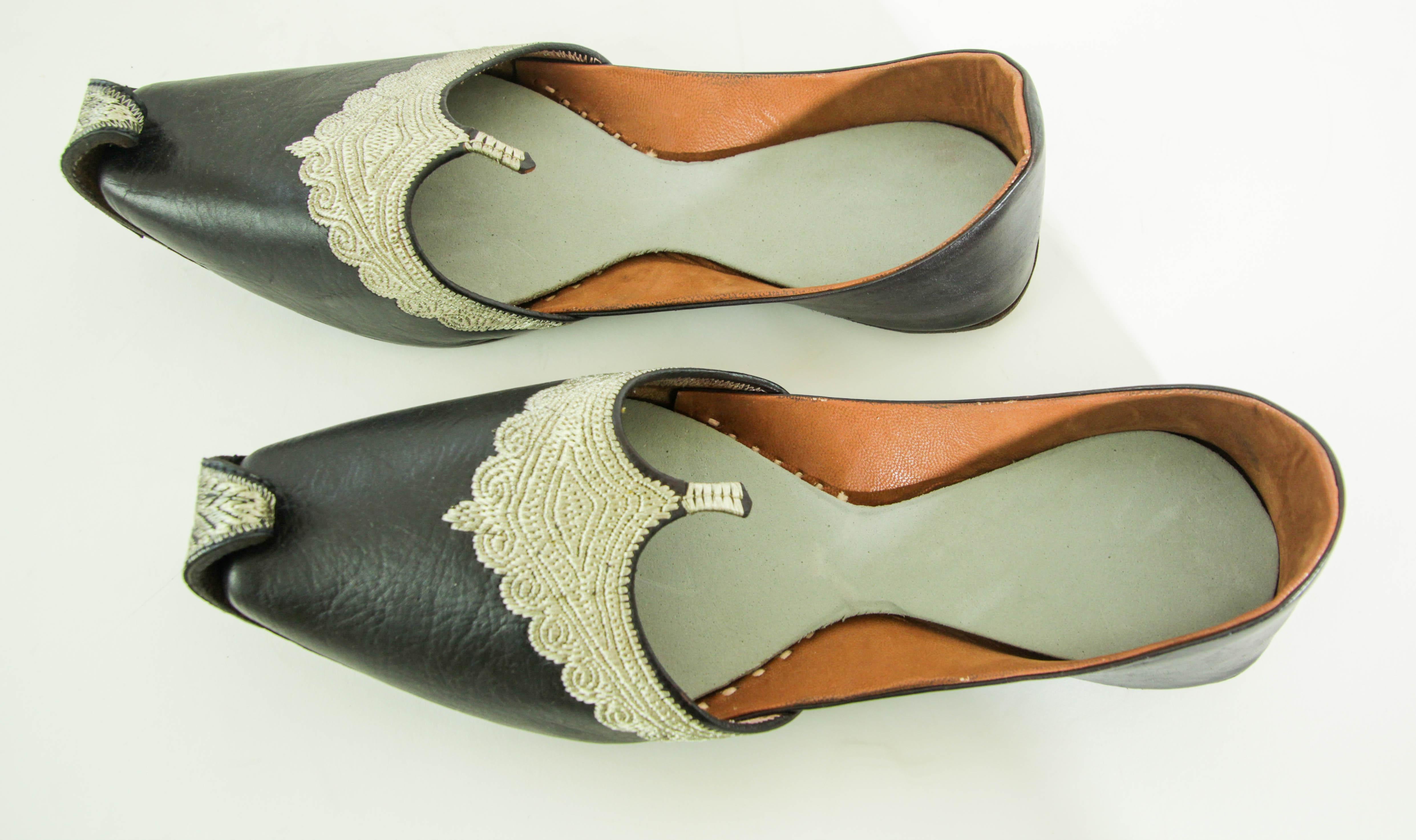 Silver Embroidered Black Leather Shoes Mughal Raj Slippers Style For Sale 3