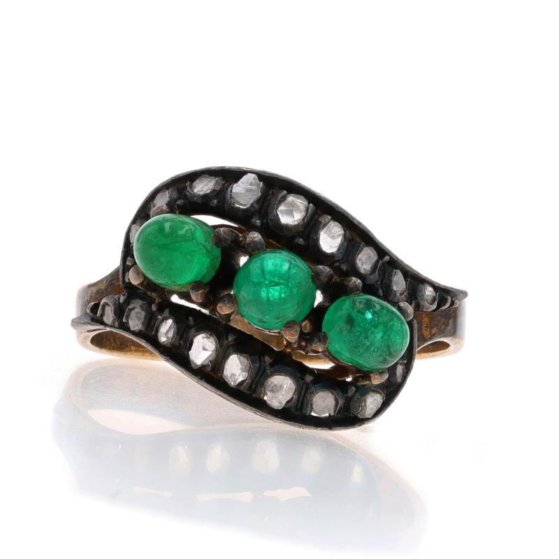 Tamaño: 7

Época: Georgiana

Contenido de metal: Plata y oro amarillo de 14 quilates

Información sobre Stone
Esmeraldas naturales
Tratamiento: Engrase
Talla: Cabujón
Color: Verde

Diamantes naturales
Corte: Rosa

Estilo: Acentos de tres piedras