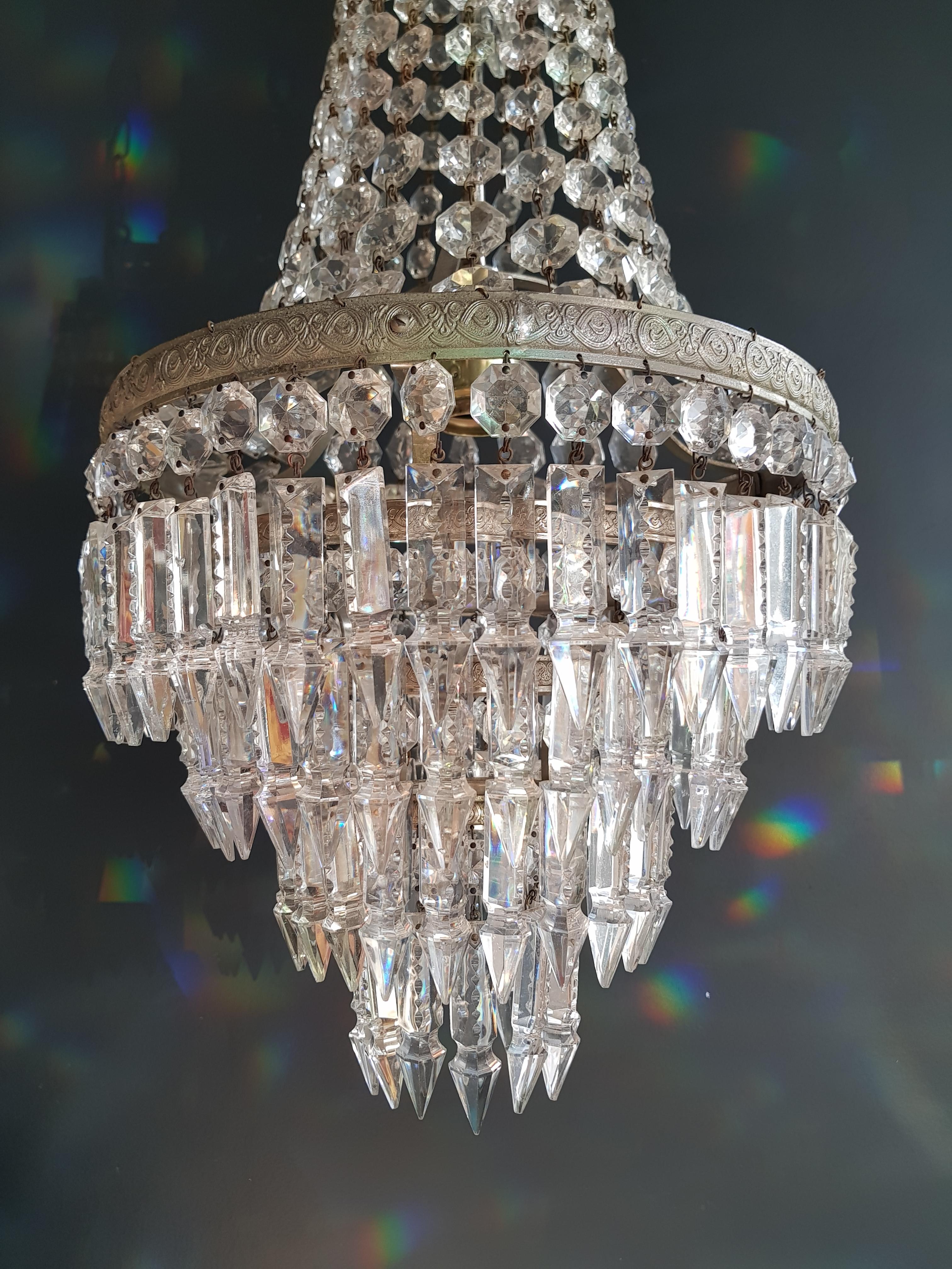 Original preserved chandelier, circa 1950. Cabling and sockets completely renewed. Crystal hand knotted
Measures: Total height: 99 cm, height without chain: 61 cm, diameter 30 cm, weight (approximately) 4kg.

Number of lights: One-light bulb
