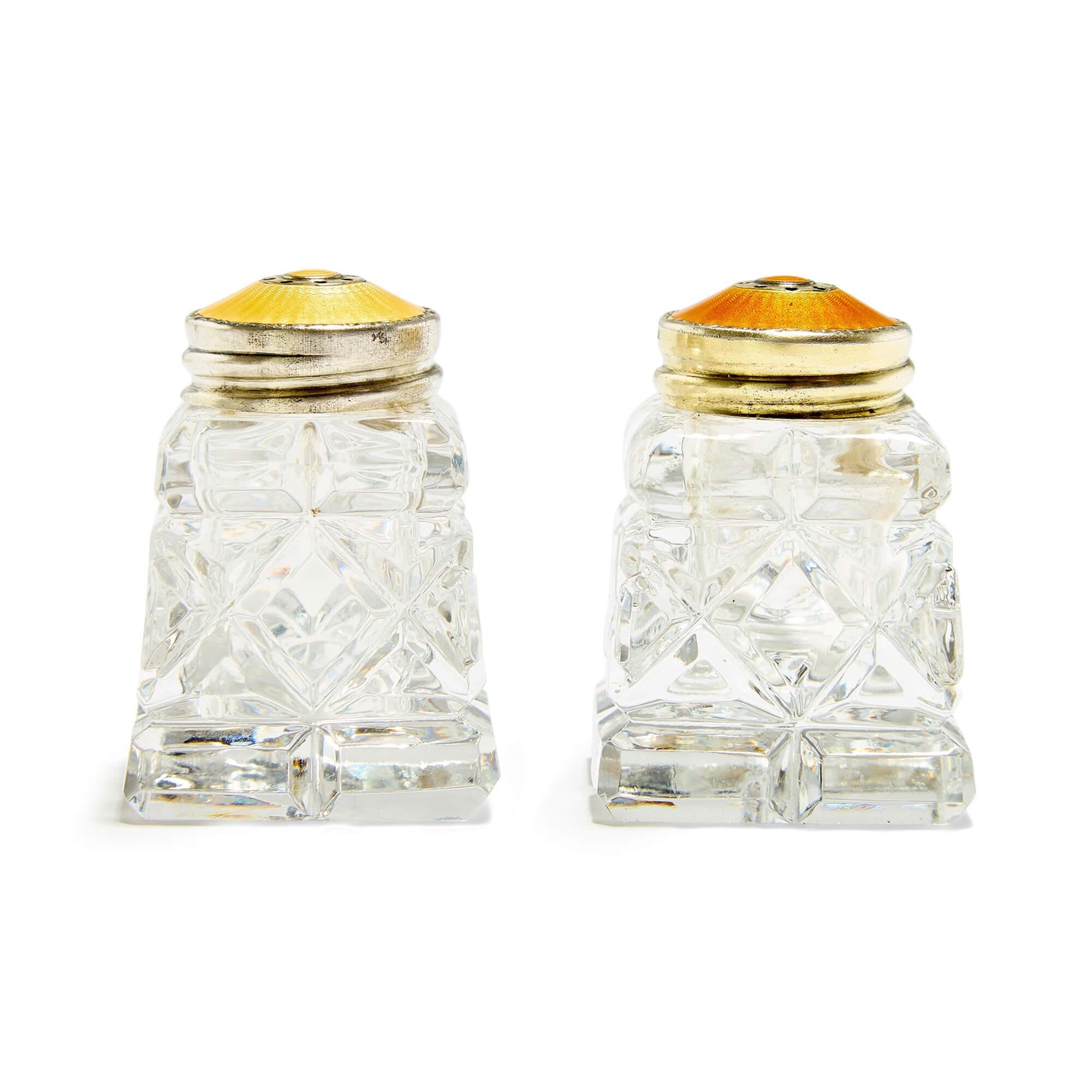Salero y pimentero de plata, esmalte y cristal tallado de David Andersen 
Noruega, siglo XX 
Altura 4,5 cm, anchura 3 cm, profundidad 3 cm 

Elaborados por los estimados artistas noruegos de David Andersen, este elegante par de salero y pimentero