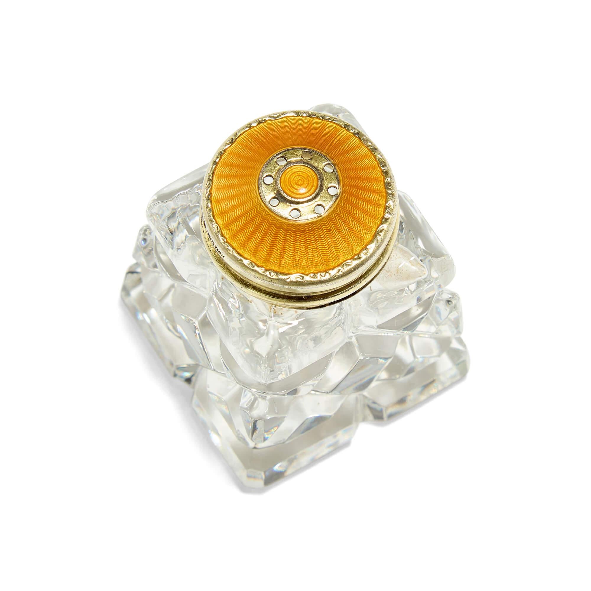 Salero y pimentero de plata, esmalte y cristal tallado de David Andersen Noruego en venta