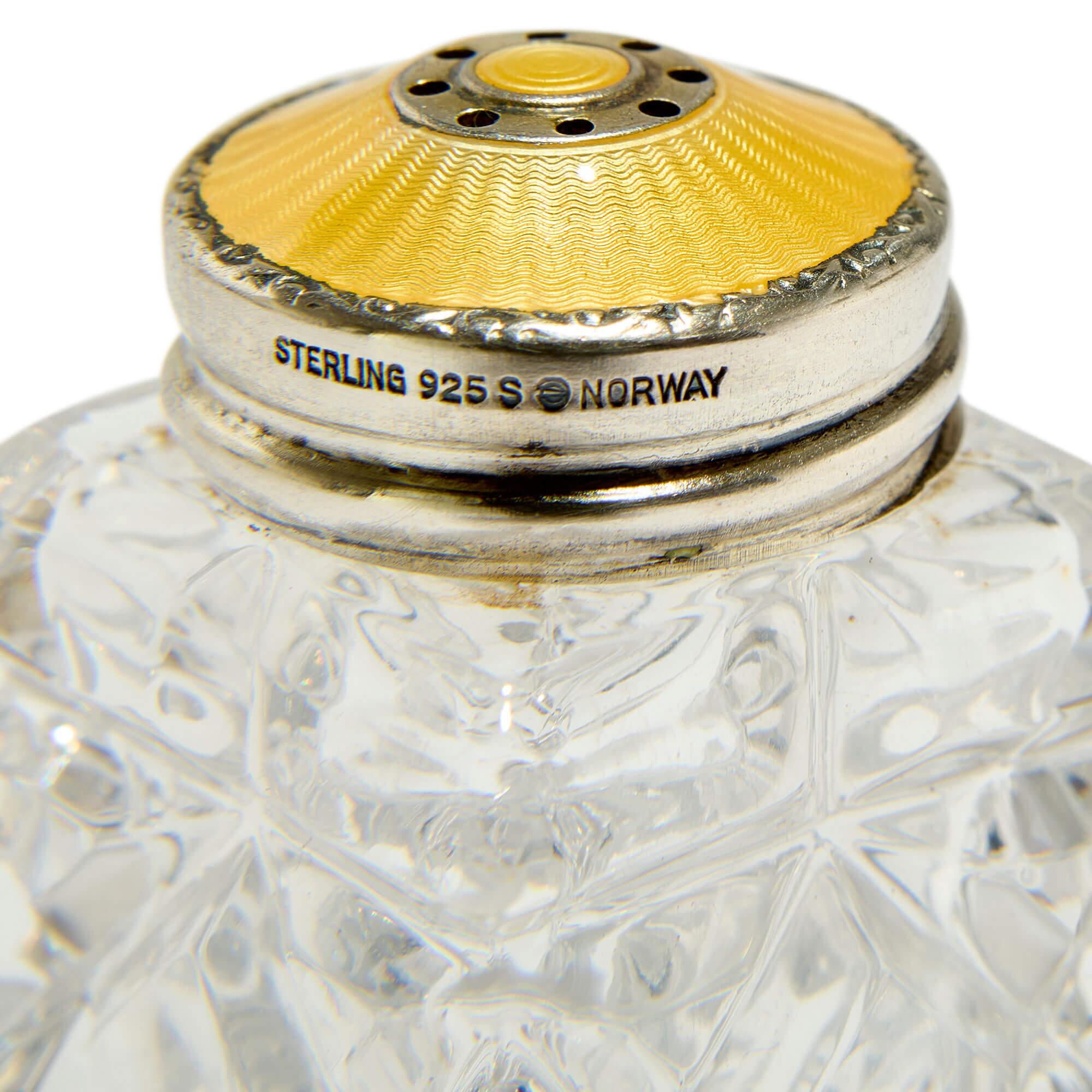 Salero y pimentero de plata, esmalte y cristal tallado de David Andersen Esmaltado en venta