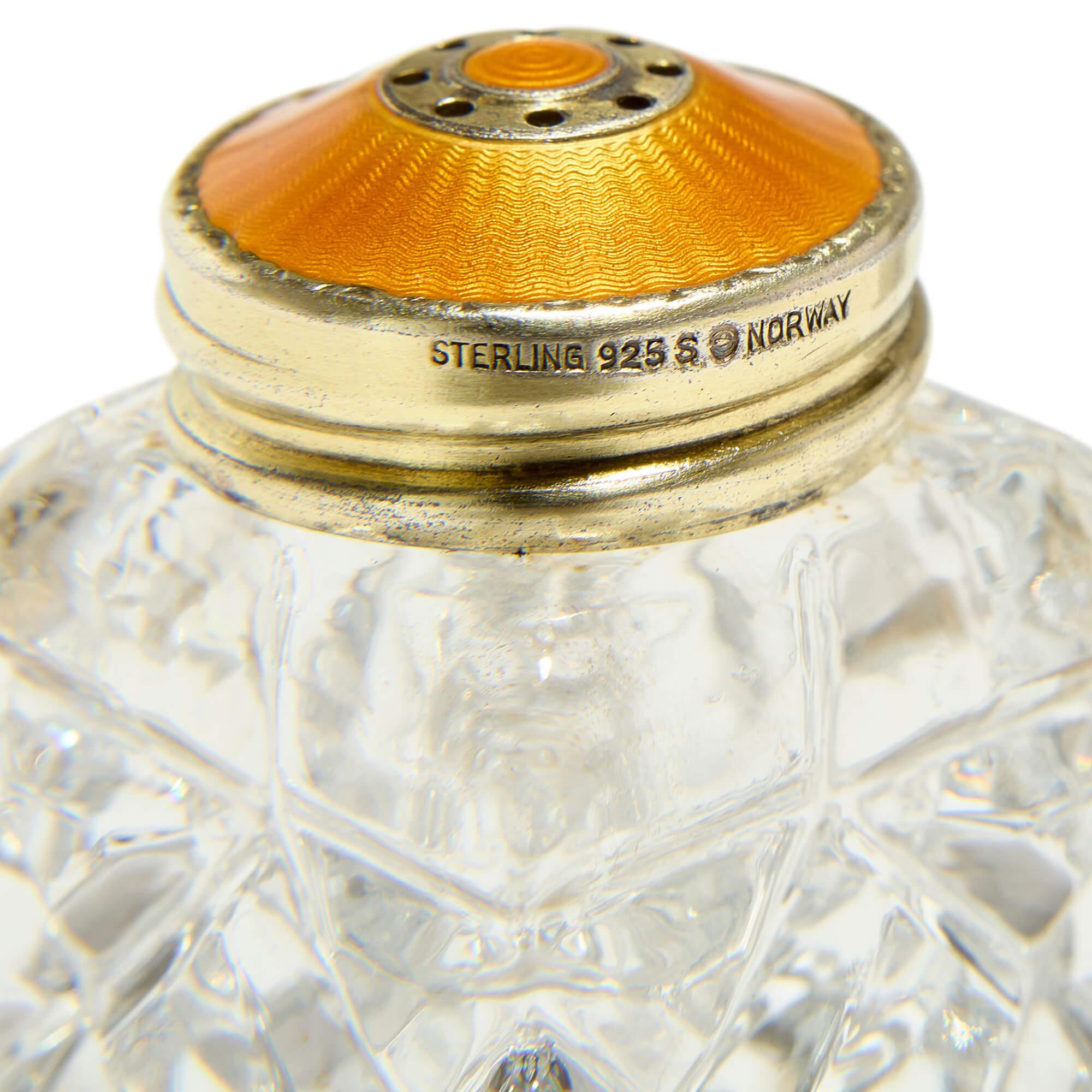 Salero y pimentero de plata, esmalte y cristal tallado de David Andersen en Bueno estado para la venta en London, GB