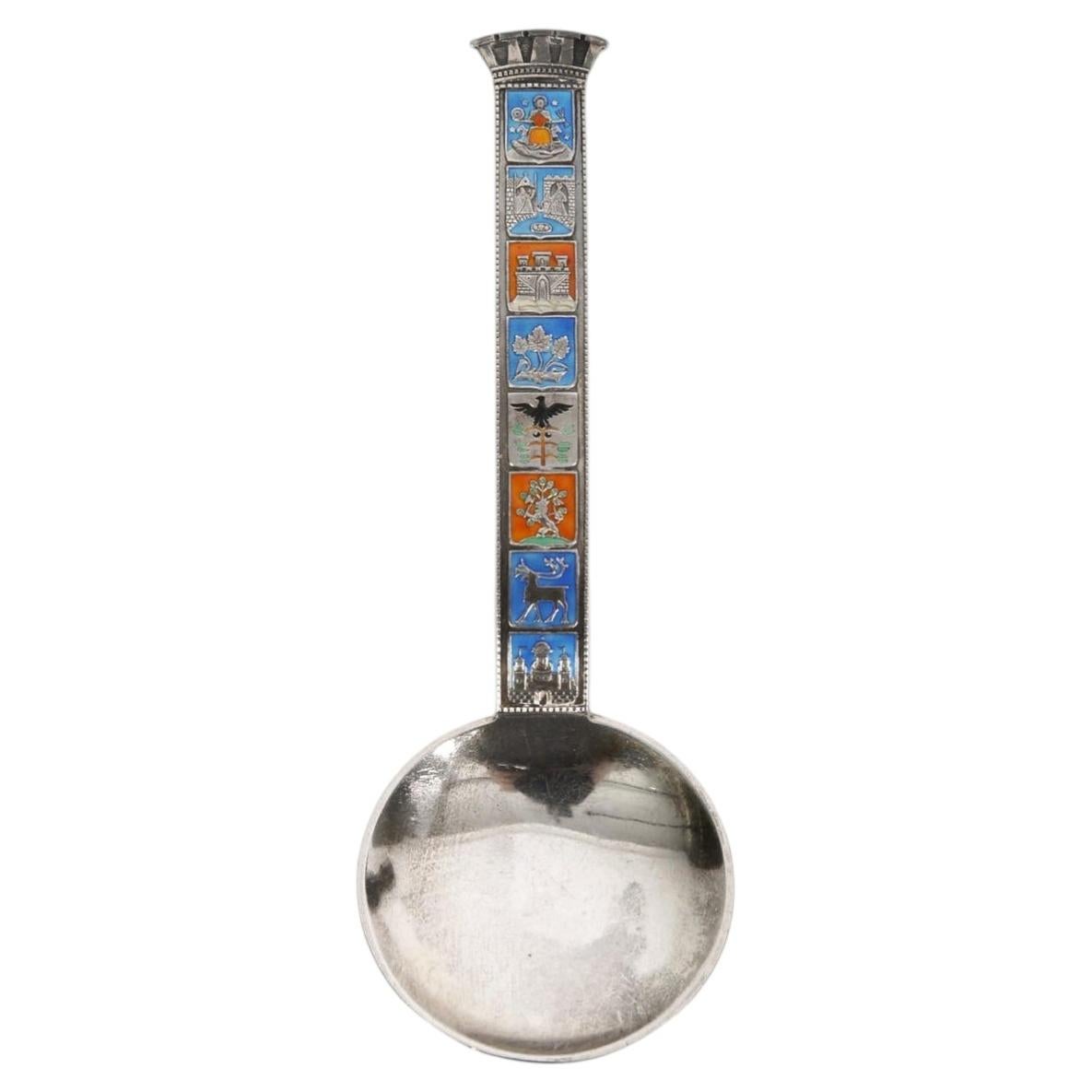 Cuchara de recuerdo de plata esmaltada, Noruega. Obra de J. Tostrup, segunda mitad del siglo XX