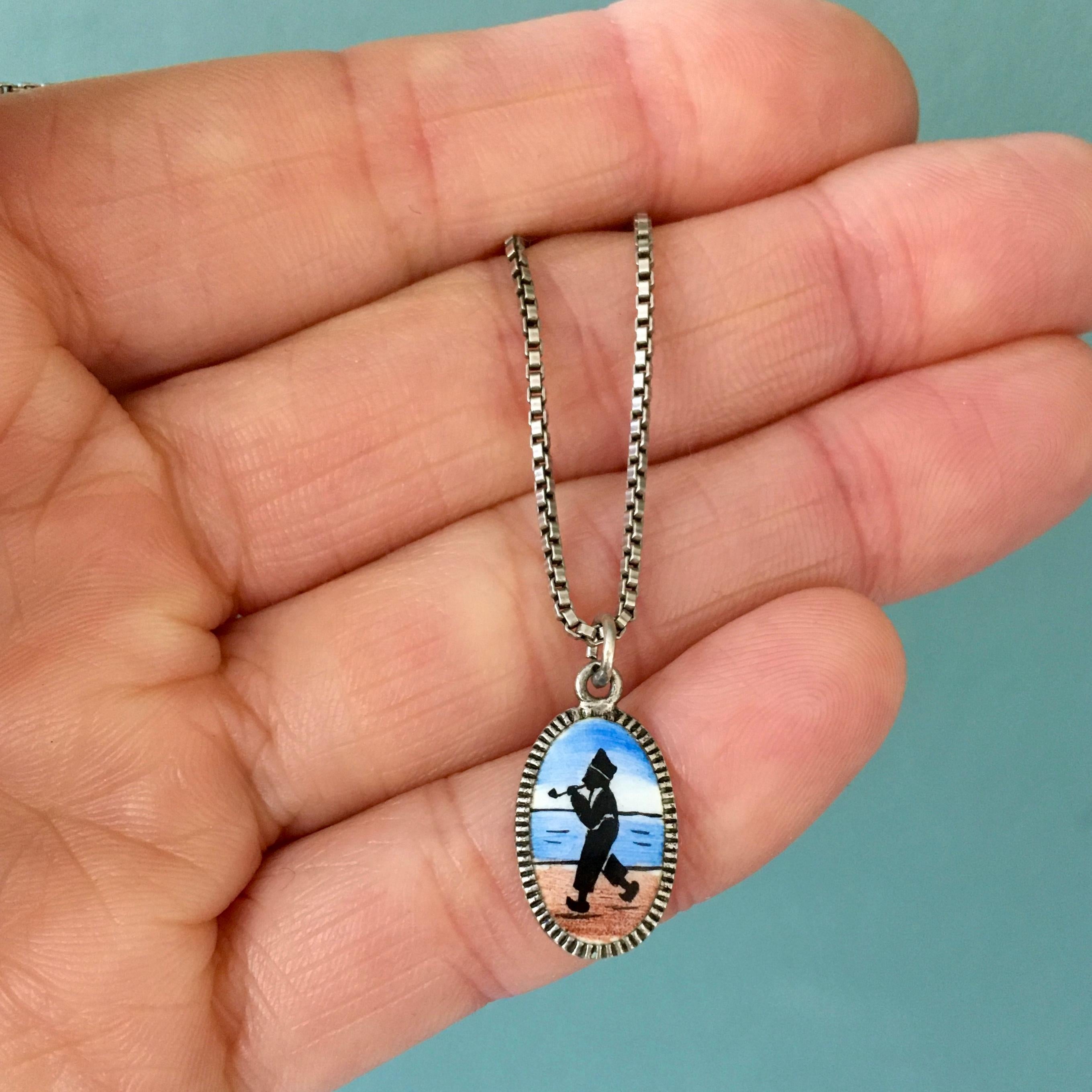 This beachcomber is searching for a new home! Maybe with you? Or with a loved one as a beautiful gift.
He is a silver and enameled oval charm of a Dutch beachcomber. This charm is the perfect addition to a charm bracelet or necklace. This charm