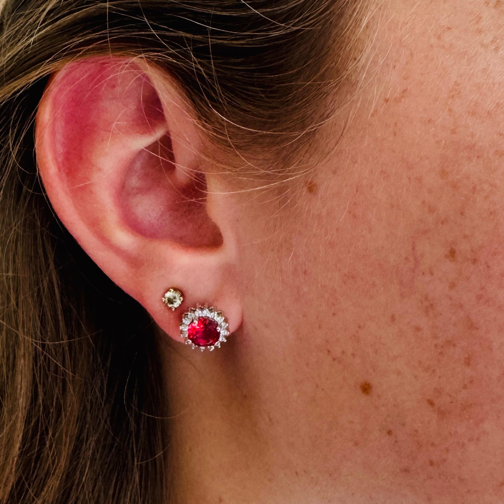 Taglio rotondo Orecchini Entourage in argento con rubino rotondo e 20 zaffiri bianchi in vendita