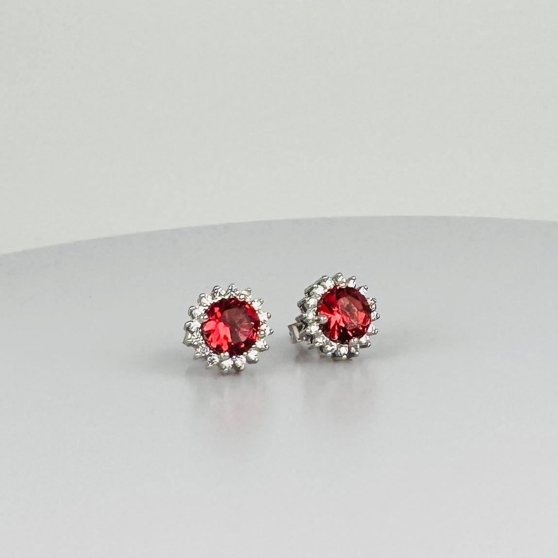 Donna Orecchini Entourage in argento con rubino rotondo e 20 zaffiri bianchi in vendita