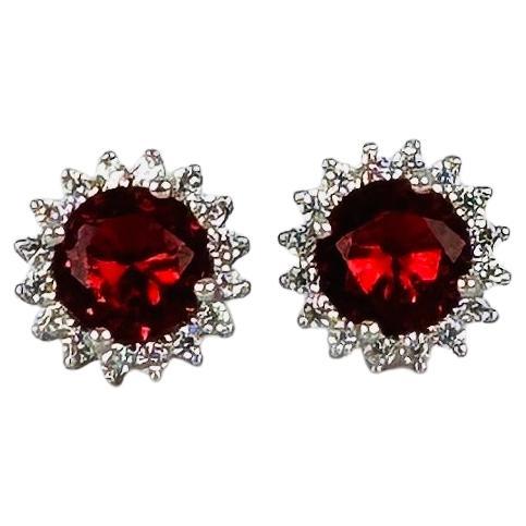 Orecchini Entourage in argento con rubino rotondo e 20 zaffiri bianchi in vendita