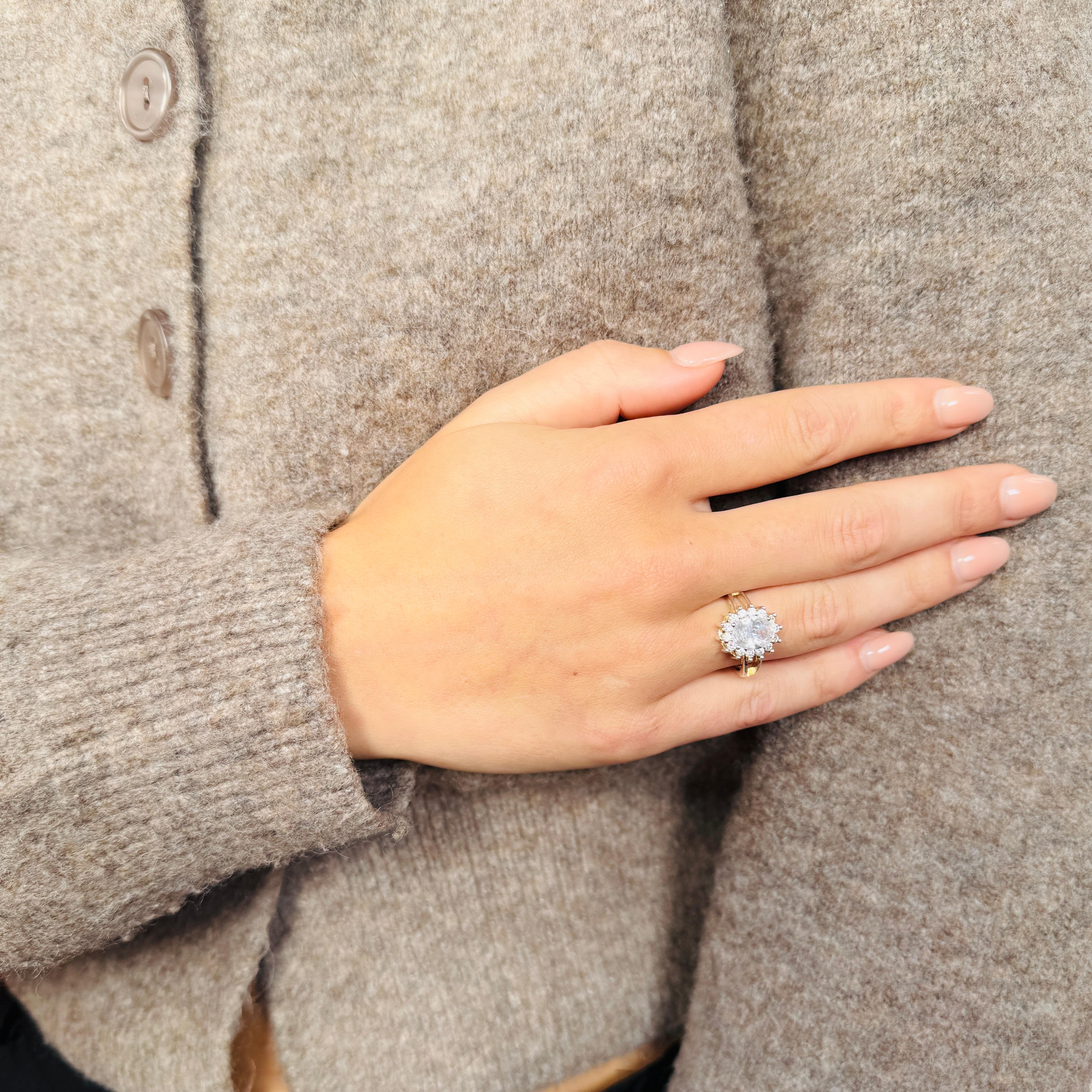 Silberner Entourage-Ring mit ovalem Bergkristall von 3 Karat und weißen Saphiren (Ovalschliff) im Angebot