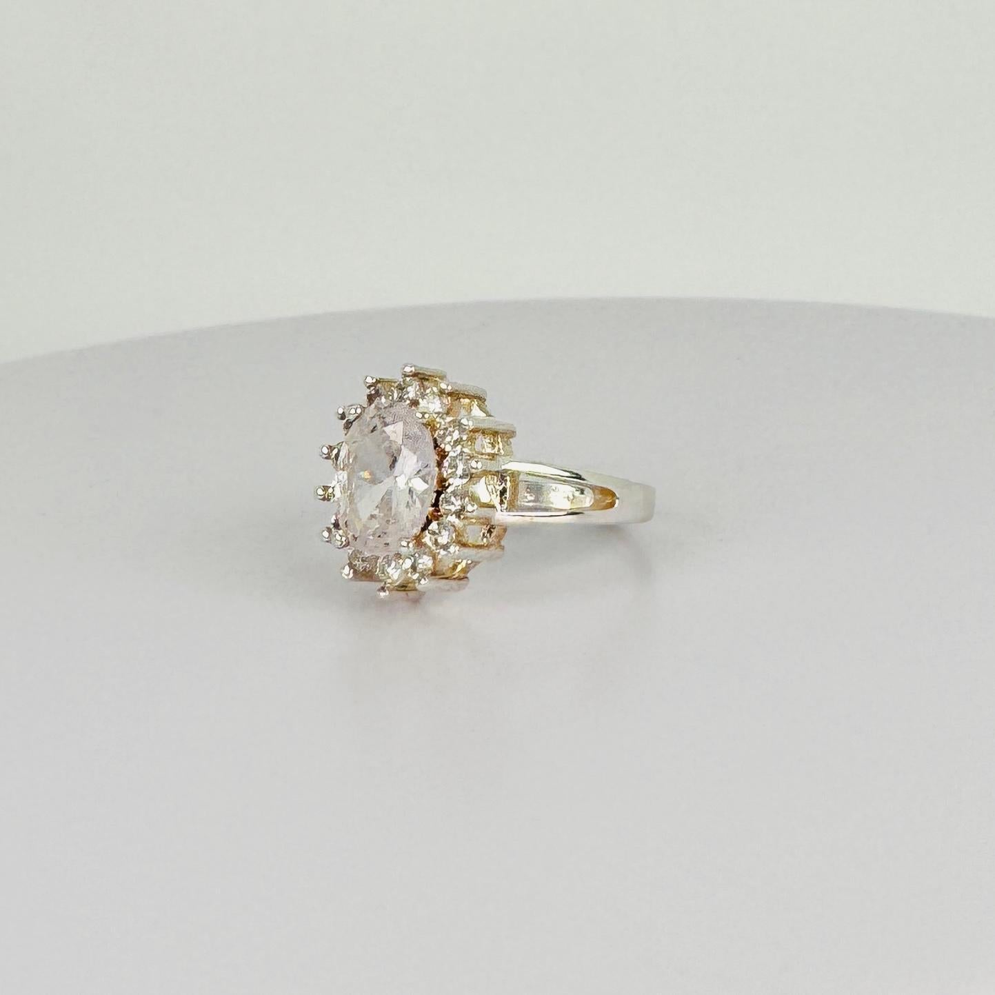 Silberner Entourage-Ring mit ovalem Bergkristall von 3 Karat und weißen Saphiren im Zustand „Gut“ im Angebot in Heemstede, NL