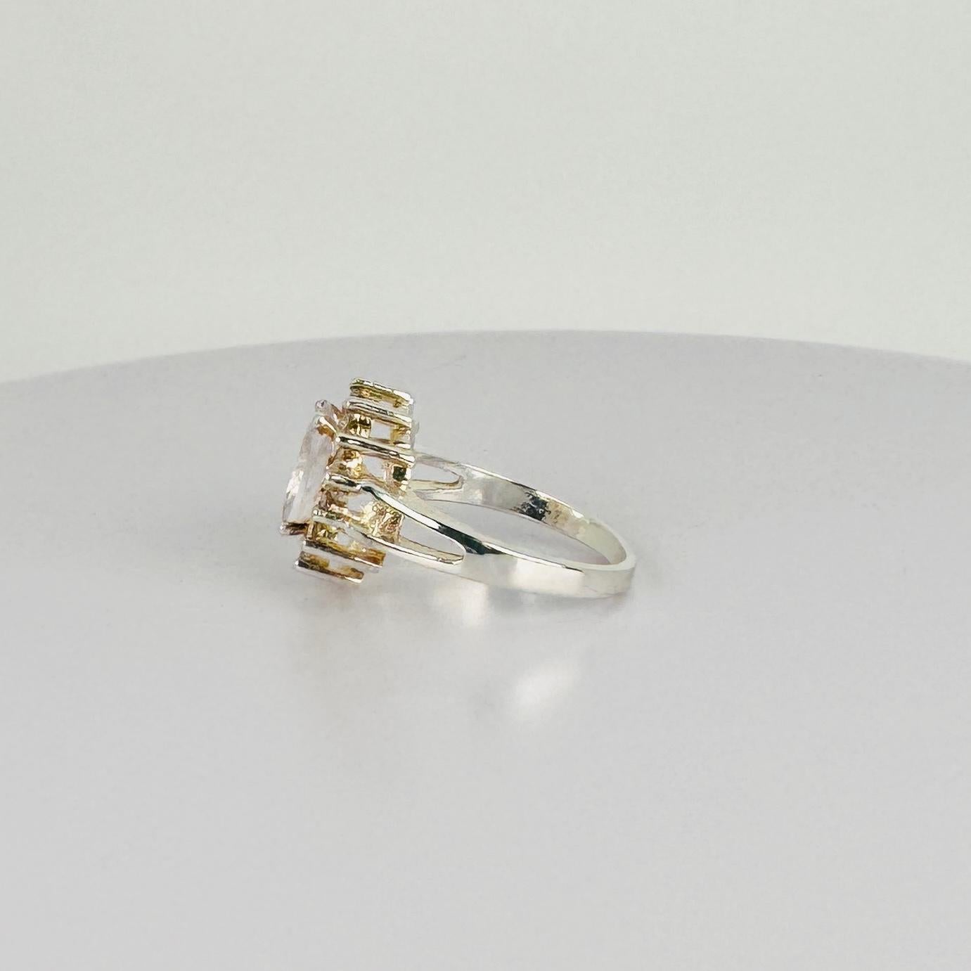 Silberner Entourage-Ring mit ovalem Bergkristall von 3 Karat und weißen Saphiren Damen im Angebot