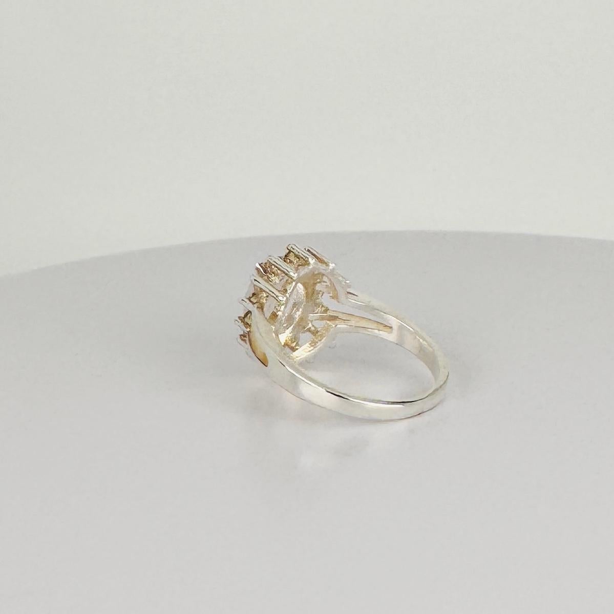 Silberner Entourage-Ring mit ovalem Bergkristall von 3 Karat und weißen Saphiren im Angebot 1