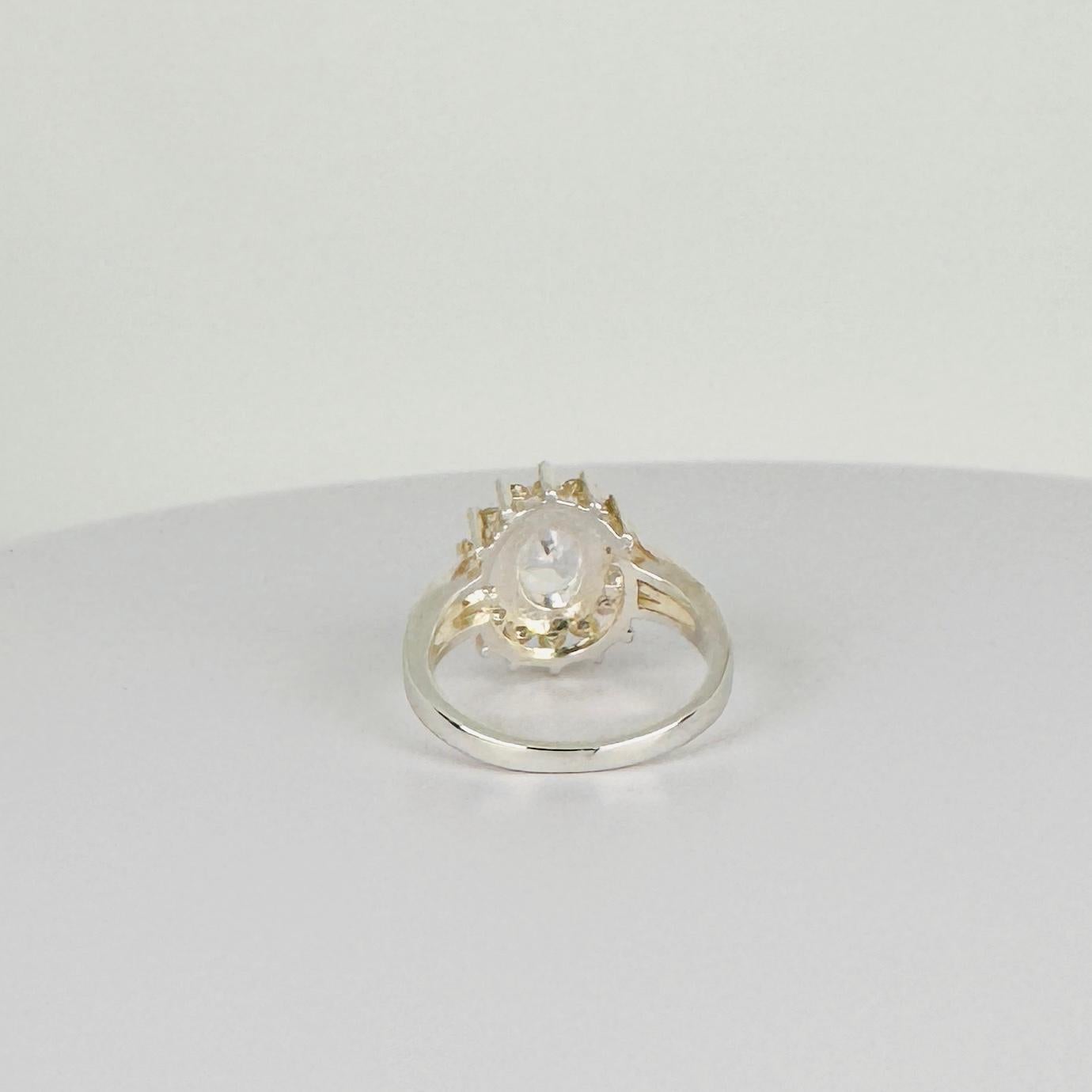 Silberner Entourage-Ring mit ovalem Bergkristall von 3 Karat und weißen Saphiren im Angebot 2