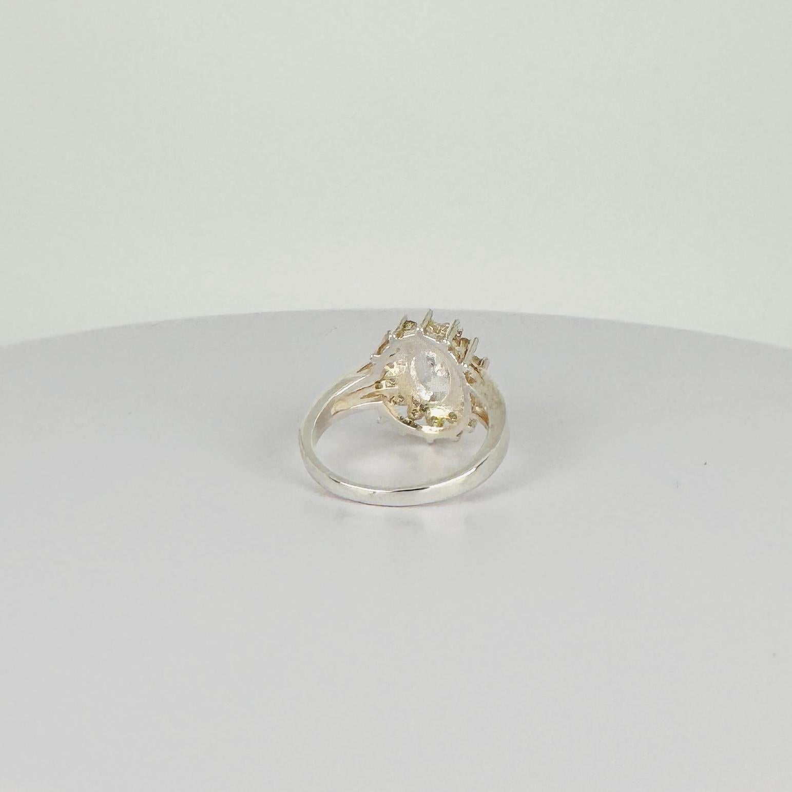 Silberner Entourage-Ring mit ovalem Bergkristall von 3 Karat und weißen Saphiren im Angebot 3