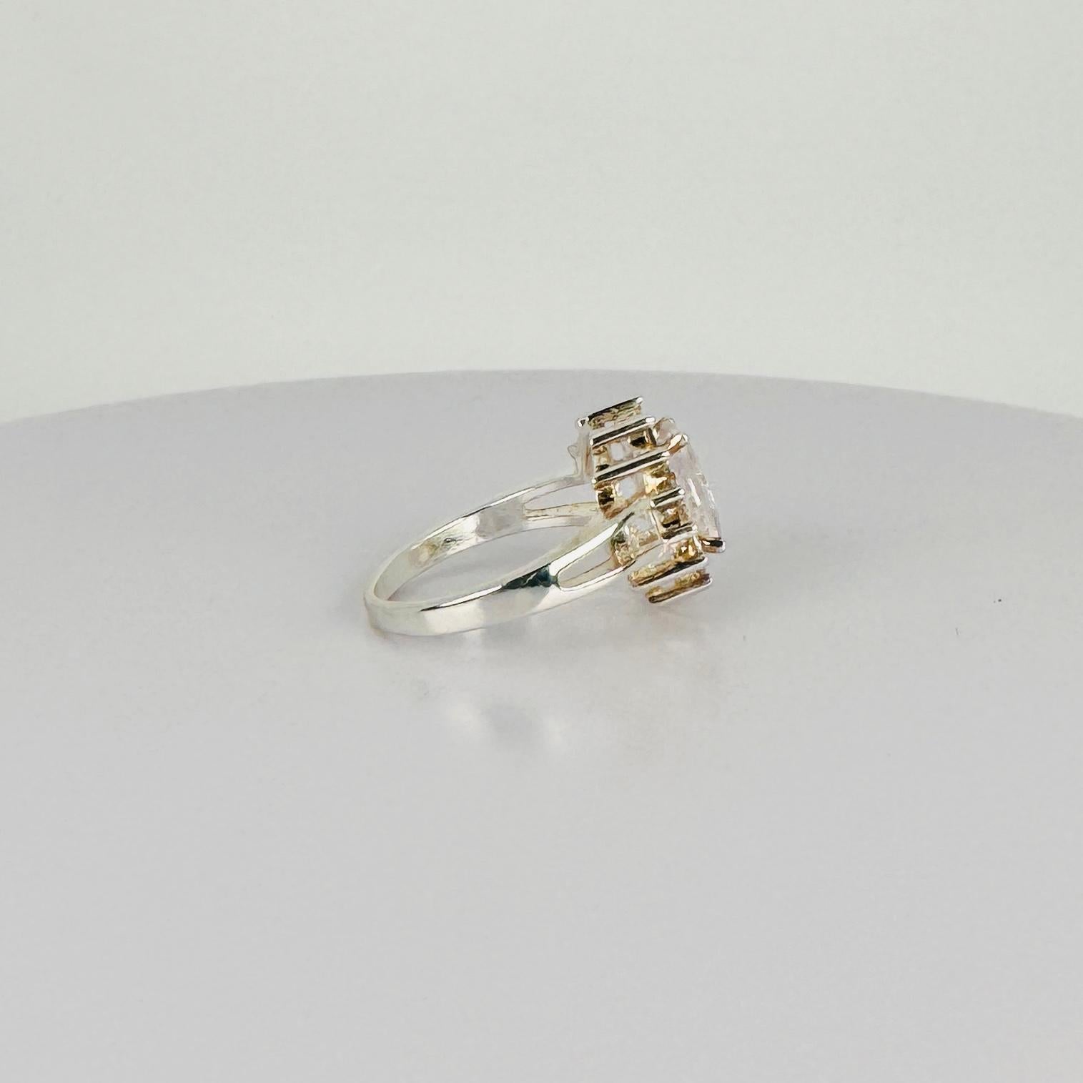 Silberner Entourage-Ring mit ovalem Bergkristall von 3 Karat und weißen Saphiren im Angebot 4