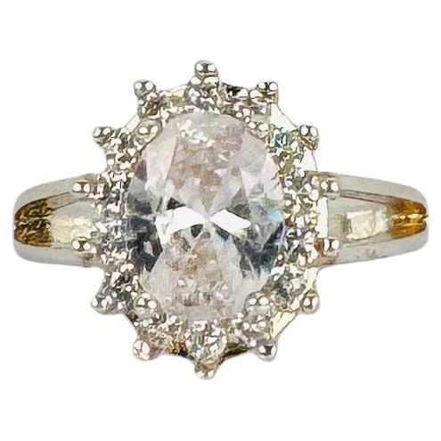 Silberner Entourage-Ring mit ovalem Bergkristall von 3 Karat und weißen Saphiren im Angebot