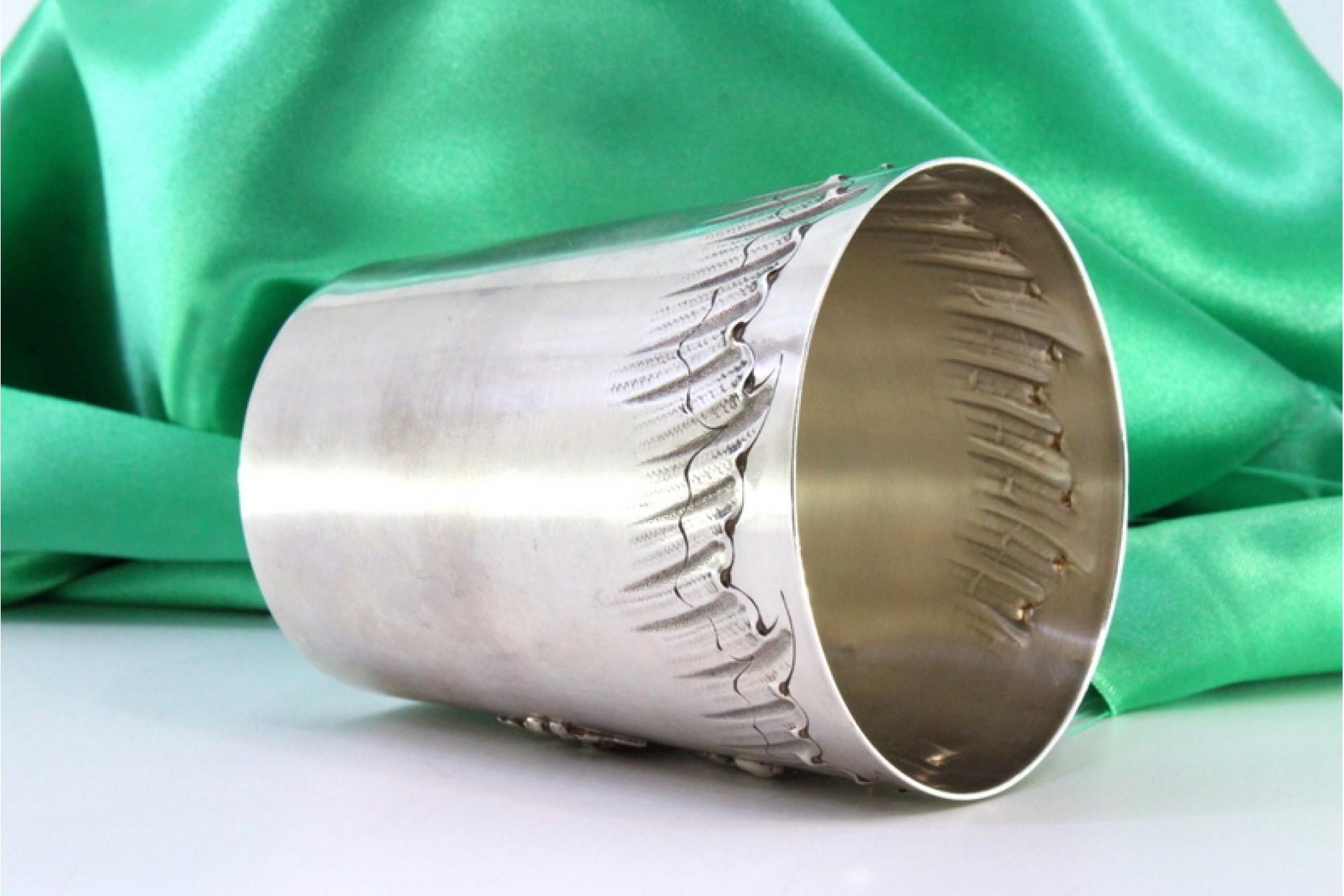 Silver evening glass with reliefs and monogram card Europeo en venta