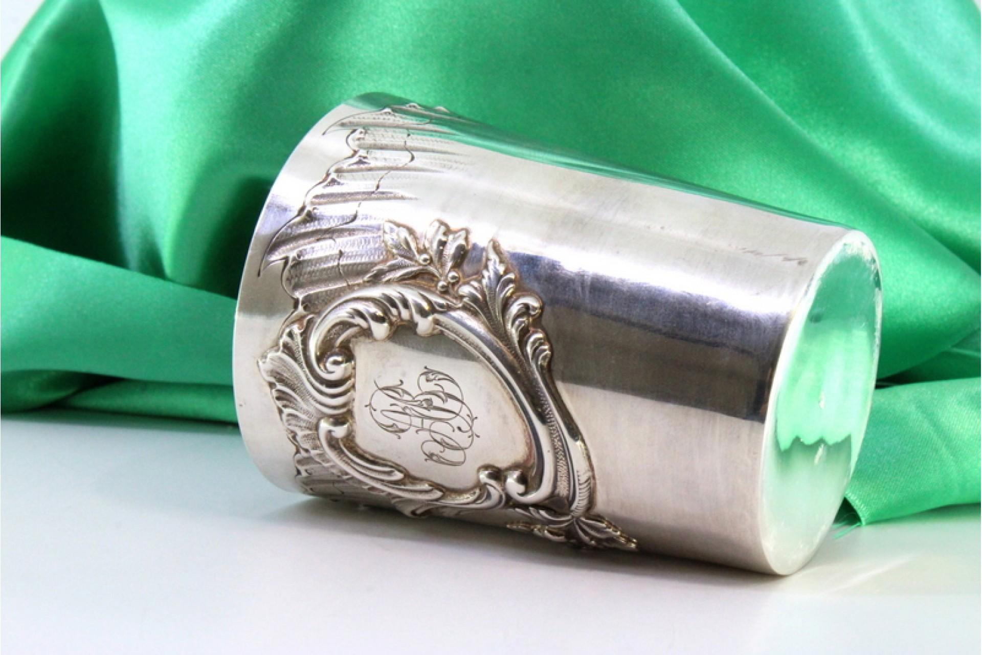 Silver evening glass with reliefs and monogram card en Bueno estado para la venta en Porto, PT