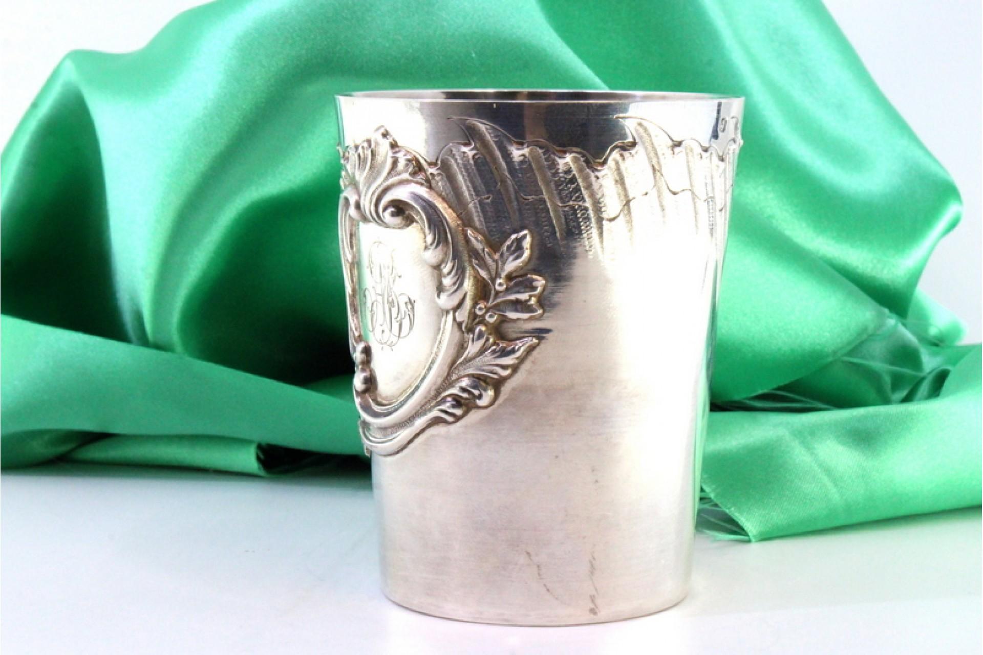 Silver evening glass with reliefs and monogram card siglo XIX en venta