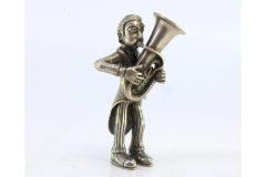Figura in argento di un musicista che suona l'eufonio