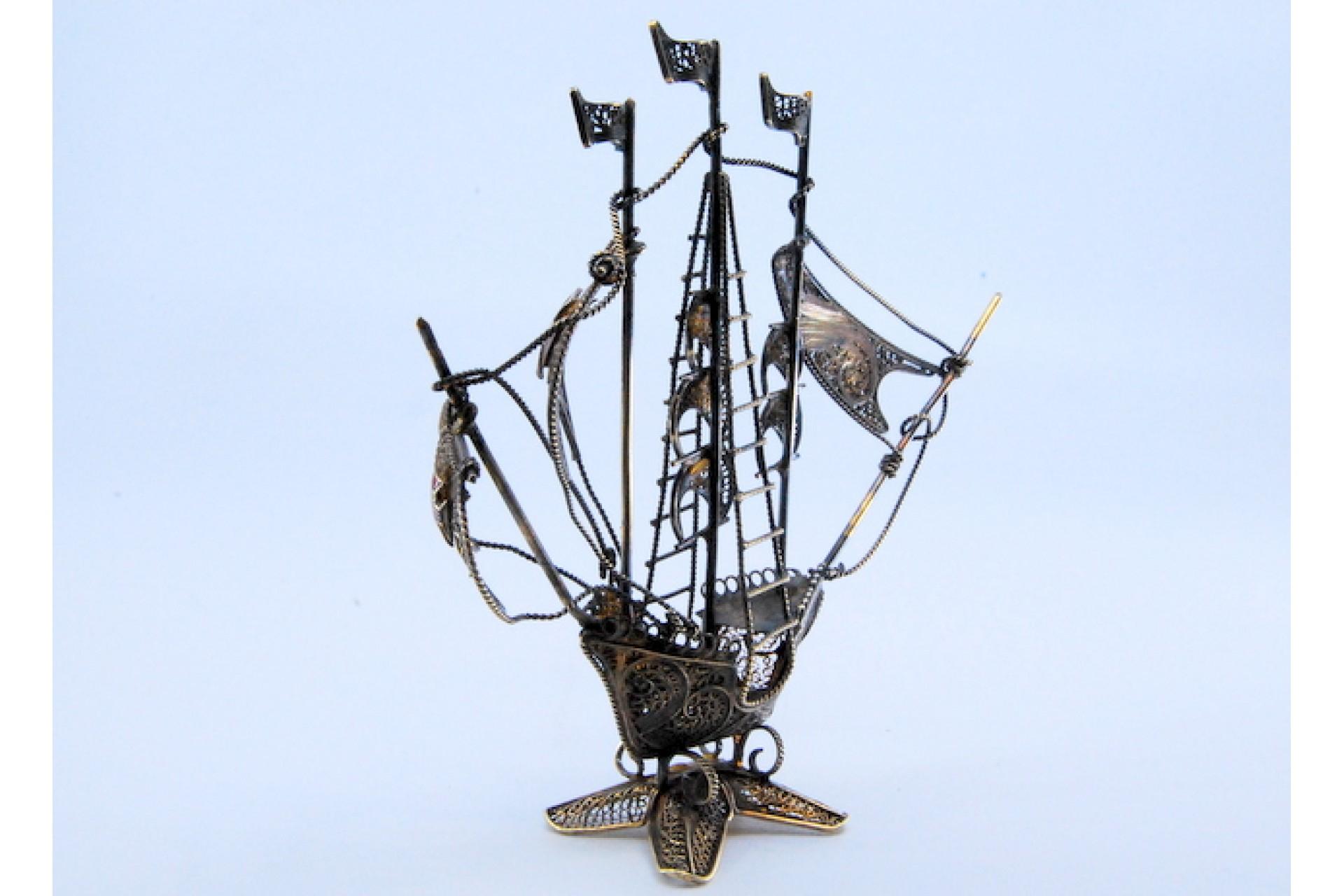Silver filigree caravel with crosses on sails and scalloped base In Good Condition For Sale In Porto, PT