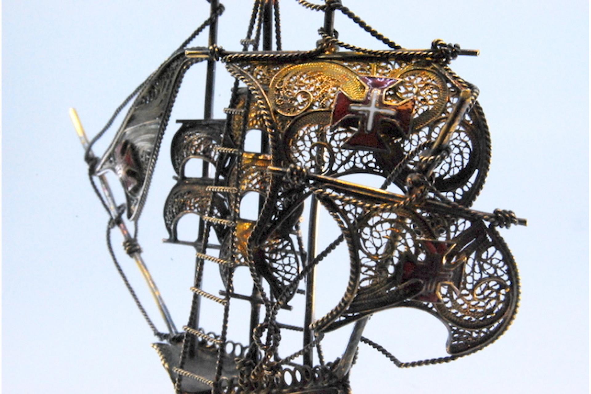 Silver filigree caravel with crosses on sails and scalloped base For Sale 1