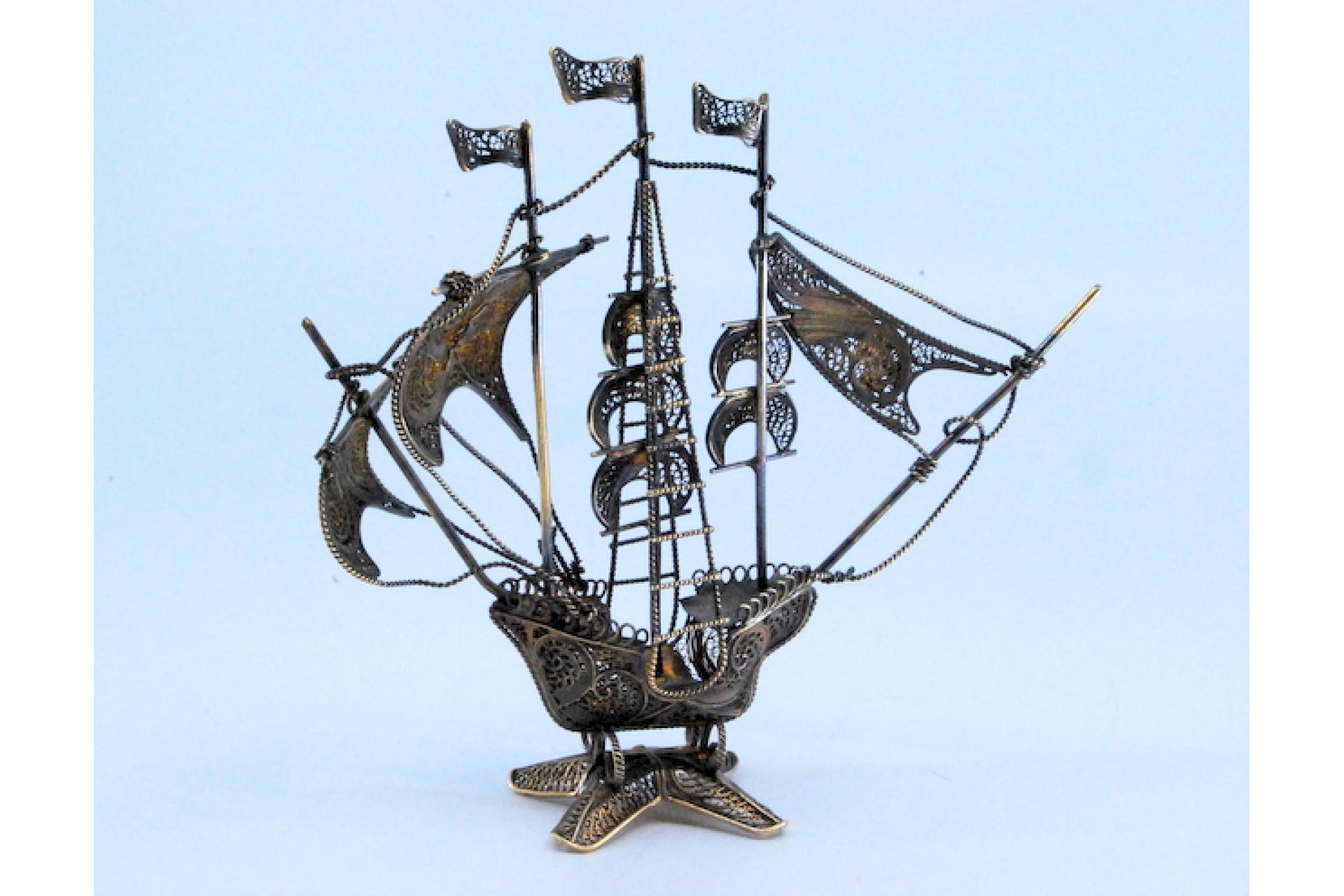 Silver filigree caravel with crosses on sails and scalloped base For Sale 3