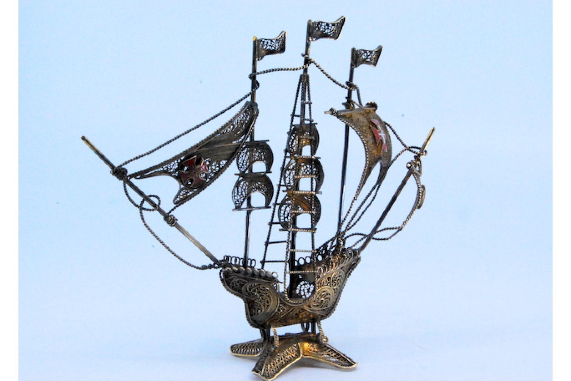 Silver filigree caravel with crosses on sails and scalloped base For Sale 4